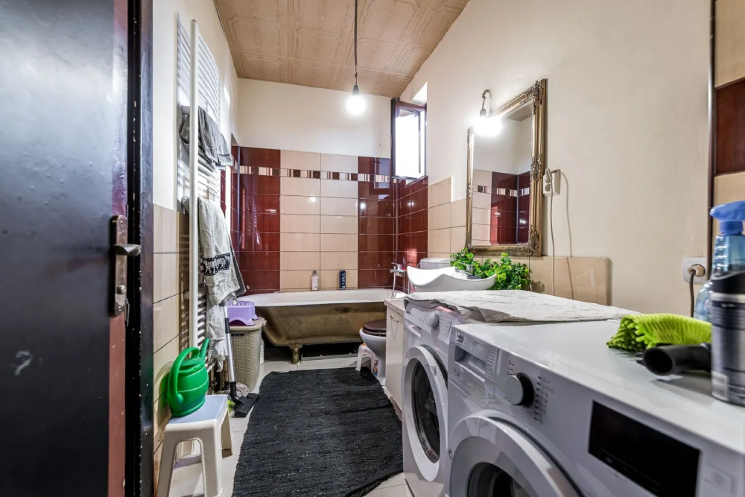Apartament tip casă | 3 camere & curte | zona Colegiului Moise Nicoară - Echilibrul perfect între dinamismul orașului și intimitatea unei case.

Vă propunem spre vânzare o proprietate rară pe piața din Arad: un apartament de tip casă situat în zona Ultracentrală, care îmbină eleganța arhitecturii urbane cu privilegiul unei curți private. Este locuința ideală pentru o familie care își dorește ca „acasă” să însemne atât confort interior, cât și spațiu de joacă sau relaxare în aer liber.

Compartimentare și Detalii Tehnice:
- 3 camere luminoase: Ideale pentru living, dormitor matrimonial și cameră pentru copii sau birou.
- bucătărie închisă: perfectă pentru cei care gătesc și apreciază separarea spațiilor.
- 2 băi: un confort esențial pentru o familie modernă.
- spațiu de depozitare (demisol): ideal pentru biciclete, anvelope sau obiecte sezoniere.
- curte privată: un spațiu exterior rar întâlnit în zona zero a orașului.

Proprietatea este situată într-una dintre cele mai râvnite zone ale Aradului, oferind acces imediat la:
Parcul Copiilor & Malul Mureșului: pentru plimbări zilnice și sport în aer liber.
Autograph Collection by Marriott: un vecin de prestigiu care ridică valoarea zonei.
Centrul orașului: restaurante, cafenele, școli de elită și instituții administrative.

De ce să alegi această proprietate?
Spre deosebire de un apartament clasic la bloc, aici beneficiezi de independență și de acel sentiment de „acasă la curte”, fără a renunța la avantajele locuirii în centru. Este o investiție sigură, atât pentru locuit, cât și pentru segmentul de închirieri premium (Regim Hotelier/Booking).

155.000 € | COMISION 0%
Contact: Sebastian Nica 0722 252 639