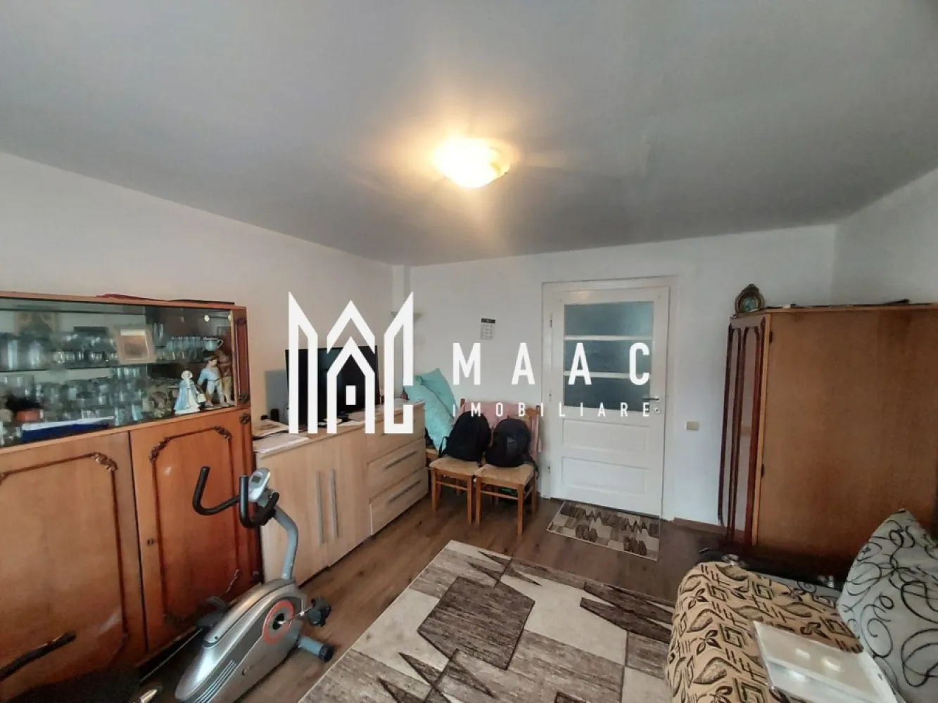 Casa individuala | 71 MPU | 525 MP Teren | Gusterita - MAAC Imobiliare vă propune spre vânzare o casă individuală, situată într-o zonă liniștită și în plină dezvoltare a Sibiului – Gușterița, ideală pentru cei care își doresc intimitate, curte proprie și acces rapid către oraș. Proprietatea este amplasată pe un teren de 525 mp și are o suprafață utilă de 71 mp, fiind compartimentată eficient în 3 camere, oferind un spațiu practic și ușor de adaptat nevoilor unei familii sau pentru locuință de vacanță. Casa beneficiază de curte generoasă, cu multiple posibilități de amenajare – grădină, zonă de relaxare, spațiu pentru parcare sau extindere ulterioară a construcției. Zona Gușterița oferă liniște, aer curat și un cadru plăcut de locuit, cu acces facil către centrul orașului și principalele puncte de interes. Proprietatea reprezintă o oportunitate excelentă pentru cei care caută o casă individuală cu teren generos într-o zonă cu potențial de dezvoltare. Pentru mai multe detalii și programarea unei vizionări, vă rugăm să ne contactați menționând ID: CP2901488 }}