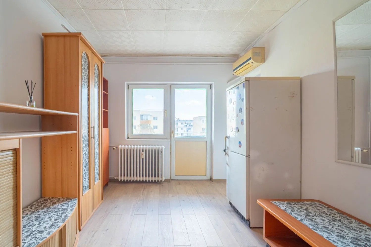 Apartament 1 cameră, Zonă Confecții - Arad - Apartament cu o cameră, 45 mp, în zona Confecții - Lângă Universitate.
Datorită poziționării excelente în proximitatea polului universitar, proprietatea reprezintă o oportunitate ideală pentru investiție (închiriere imediată) sau pentru locuință personală.

Specificații Tehnice & Compartimentare:
• Suprafață: 45 mp (conform C.F.);
• Etaj: 4 din 4;
• Compartimentare: Cameră de zi, bucătărie separată, baie cu aerisire și hol;
• Sistem Încălzire: Termoficare (CET);
• Dotări: Se vinde complet mobilat, permițând ocuparea imediată.

Avantaje și Localizare:
• Randament Investițional: Situat la doar câteva minute de Universitatea „Vasile Goldiș", apartamentul are un potențial de închiriere ridicat pe tot parcursul anului;
• Facilități în zonă: Acces rapid la transport în comun, supermarketuri și zone verzi.

Preț nou: 43.000 Euro;
Disponibilitate: Imediată.

Pentru informații suplimentare sau pentru a programa o vizionare, vă stau la dispoziție!
📞 Contact: 0742267773 
Andreea Szuchanszki consultant imobiliar

Nu dispui de toată suma? Te ajutăm noi gratuit! Îți obținem oferte de la 16 bănci
Ai o proprietate de vânzare în Arad și vrei să știi cât valorează cu adevărat?
Sună-mă pentru o evaluare GRATUITĂ!

Birou: ACASĂ | Agenție imobiliară Arad
Adresă: Bulevardul Decebal 2, Arad 310133