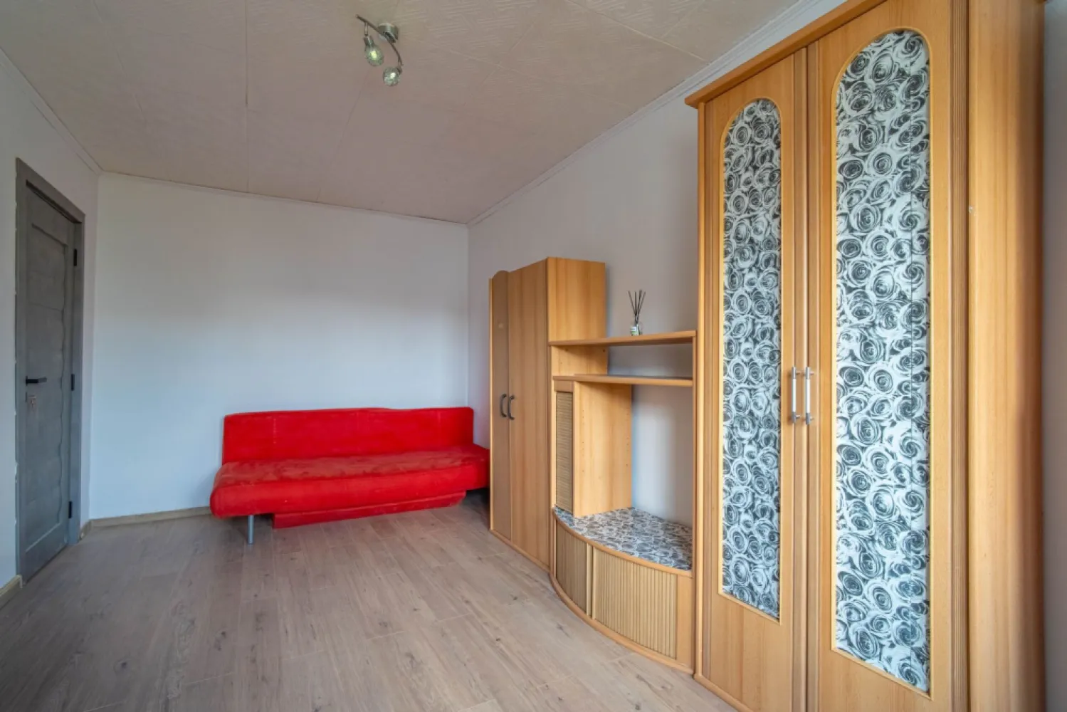 Apartament 1 cameră, Zonă Confecții - Arad - Apartament cu o cameră, 45 mp, în zona Confecții - Lângă Universitate.
Datorită poziționării excelente în proximitatea polului universitar, proprietatea reprezintă o oportunitate ideală pentru investiție (închiriere imediată) sau pentru locuință personală.

Specificații Tehnice & Compartimentare:
• Suprafață: 45 mp (conform C.F.);
• Etaj: 4 din 4;
• Compartimentare: Cameră de zi, bucătărie separată, baie cu aerisire și hol;
• Sistem Încălzire: Termoficare (CET);
• Dotări: Se vinde complet mobilat, permițând ocuparea imediată.

Avantaje și Localizare:
• Randament Investițional: Situat la doar câteva minute de Universitatea „Vasile Goldiș", apartamentul are un potențial de închiriere ridicat pe tot parcursul anului;
• Facilități în zonă: Acces rapid la transport în comun, supermarketuri și zone verzi.

Preț nou: 43.000 Euro;
Disponibilitate: Imediată.

Pentru informații suplimentare sau pentru a programa o vizionare, vă stau la dispoziție!
📞 Contact: 0742267773 
Andreea Szuchanszki consultant imobiliar

Nu dispui de toată suma? Te ajutăm noi gratuit! Îți obținem oferte de la 16 bănci
Ai o proprietate de vânzare în Arad și vrei să știi cât valorează cu adevărat?
Sună-mă pentru o evaluare GRATUITĂ!

Birou: ACASĂ | Agenție imobiliară Arad
Adresă: Bulevardul Decebal 2, Arad 310133