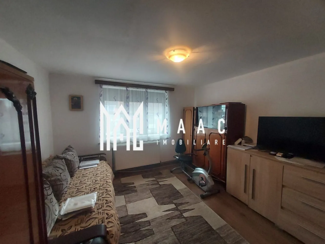 Casa individuala | 71 MPU | 525 MP Teren | Gusterita - MAAC Imobiliare vă propune spre vânzare o casă individuală, situată într-o zonă liniștită și în plină dezvoltare a Sibiului – Gușterița, ideală pentru cei care își doresc intimitate, curte proprie și acces rapid către oraș. Proprietatea este amplasată pe un teren de 525 mp și are o suprafață utilă de 71 mp, fiind compartimentată eficient în 3 camere, oferind un spațiu practic și ușor de adaptat nevoilor unei familii sau pentru locuință de vacanță. Casa beneficiază de curte generoasă, cu multiple posibilități de amenajare – grădină, zonă de relaxare, spațiu pentru parcare sau extindere ulterioară a construcției. Zona Gușterița oferă liniște, aer curat și un cadru plăcut de locuit, cu acces facil către centrul orașului și principalele puncte de interes. Proprietatea reprezintă o oportunitate excelentă pentru cei care caută o casă individuală cu teren generos într-o zonă cu potențial de dezvoltare. Pentru mai multe detalii și programarea unei vizionări, vă rugăm să ne contactați menționând ID: CP2901488 }}