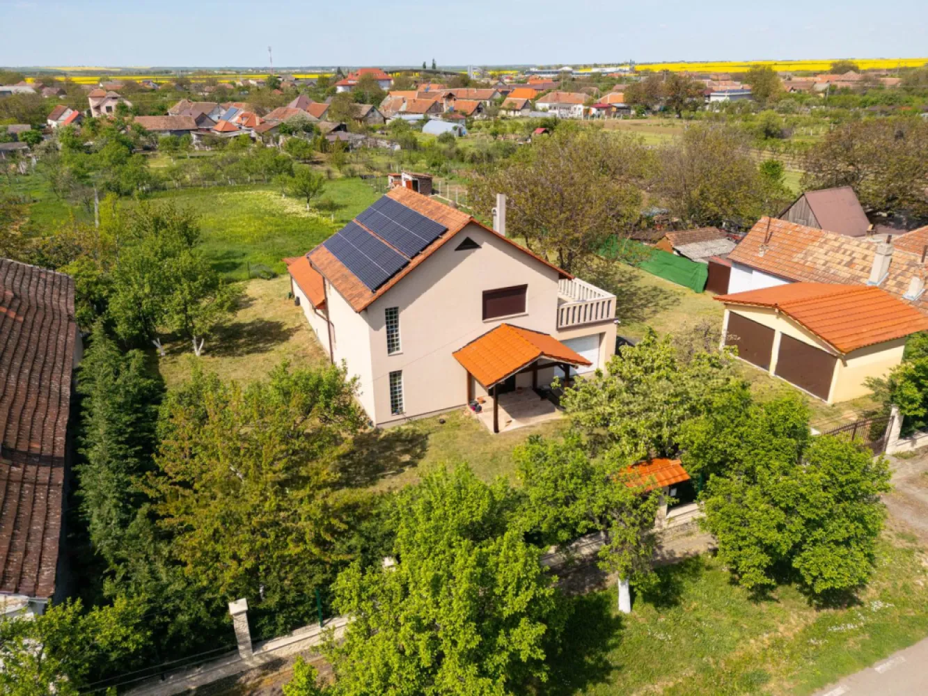 Vanzare Casa Noua Independenta Energetic în Stil Italian – Paulis - Descoperiți eleganța și confortul unei case deosebite cu etaj, situată în inima zonei Păuliș, unde aerul curat și peisajele pitorești vă vor încânta zi de zi! Construcția este finalizată în 2023-2024.
Comision la cumpărare 0%.

Detalii proprietate:

Tip: Vila nouă, stil italian- multe materiale folosite la finisaje fiind italiene
Suprafață: suprafața totală-2825 mp teren și 262 mp construiți ; Generoasă, ideală pentru o familie
Camere: Spațioase și luminoase, cu finisaje de înaltă calitate
Grădină: Perfectă pentru relaxare și petrecerea timpului liber și chiar pentru activități agricole
Încălzire: Dotată cu pompă de căldură cu încălzirea prin pardoseală și aer condiționat asigurând confort pe tot parcursul anului
Garaj: Inclus în casă, plus o clădire separată pentru 2 mașini
Mobilier: Se vinde complet mobilată și utilată, gata să vă întâmpine
Energie electrică; Panouri fotovoltaice de 9kw prosumator
Această vilă nu este doar o casă, ci un loc unde visele devin realitate. Fiecare detaliu a fost gândit pentru a oferi confort și stil, iar atmosfera de aici vă va face să vă simțiți acasă din prima clipă.
Nu rata ocazia de a transforma această proprietate în căminul tău sau în casav ta de vacanță! Contactează-mă pentru mai multe detalii sau pentru a programa o vizionare.

📞 Contact: 0724 694 458 Dorel Vereș consultant imobiliar Acasă Arad
📧 Email: dorel.veres@acasaarad.ro

Fiecare zi este o nouă oportunitate de a face un pas spre visul tău! ✨ Nu dispui de toată suma? Te ajutăm noi gratuit! Îți obținem oferte de la 16 bănci.

Ai o proprietate de vânzare în Arad și vrei să știi cât valorează cu adevărat?

Sună-mă pentru o evaluare gratuită, fără obligații.

Birou: ACASĂ | Agenție imobiliară Arad

Bulevardul Decebal 2, Arad 310133