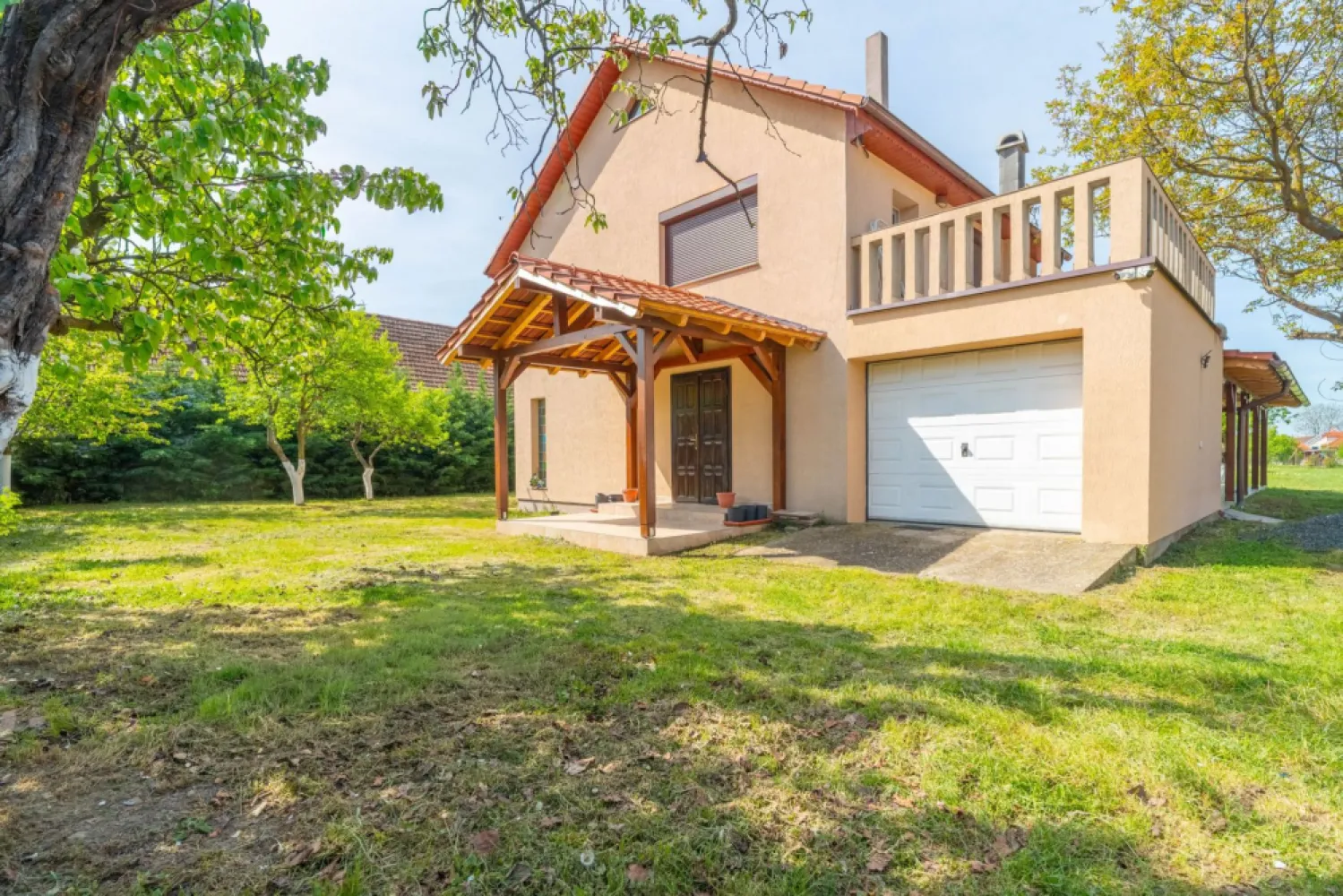 Vanzare Casa Noua Independenta Energetic în Stil Italian – Paulis - Descoperiți eleganța și confortul unei case deosebite cu etaj, situată în inima zonei Păuliș, unde aerul curat și peisajele pitorești vă vor încânta zi de zi! Construcția este finalizată în 2023-2024.
Comision la cumpărare 0%.

Detalii proprietate:

Tip: Vila nouă, stil italian- multe materiale folosite la finisaje fiind italiene
Suprafață: suprafața totală-2825 mp teren și 262 mp construiți ; Generoasă, ideală pentru o familie
Camere: Spațioase și luminoase, cu finisaje de înaltă calitate
Grădină: Perfectă pentru relaxare și petrecerea timpului liber și chiar pentru activități agricole
Încălzire: Dotată cu pompă de căldură cu încălzirea prin pardoseală și aer condiționat asigurând confort pe tot parcursul anului
Garaj: Inclus în casă, plus o clădire separată pentru 2 mașini
Mobilier: Se vinde complet mobilată și utilată, gata să vă întâmpine
Energie electrică; Panouri fotovoltaice de 9kw prosumator
Această vilă nu este doar o casă, ci un loc unde visele devin realitate. Fiecare detaliu a fost gândit pentru a oferi confort și stil, iar atmosfera de aici vă va face să vă simțiți acasă din prima clipă.
Nu rata ocazia de a transforma această proprietate în căminul tău sau în casav ta de vacanță! Contactează-mă pentru mai multe detalii sau pentru a programa o vizionare.

📞 Contact: 0724 694 458 Dorel Vereș consultant imobiliar Acasă Arad
📧 Email: dorel.veres@acasaarad.ro

Fiecare zi este o nouă oportunitate de a face un pas spre visul tău! ✨ Nu dispui de toată suma? Te ajutăm noi gratuit! Îți obținem oferte de la 16 bănci.

Ai o proprietate de vânzare în Arad și vrei să știi cât valorează cu adevărat?

Sună-mă pentru o evaluare gratuită, fără obligații.

Birou: ACASĂ | Agenție imobiliară Arad

Bulevardul Decebal 2, Arad 310133
