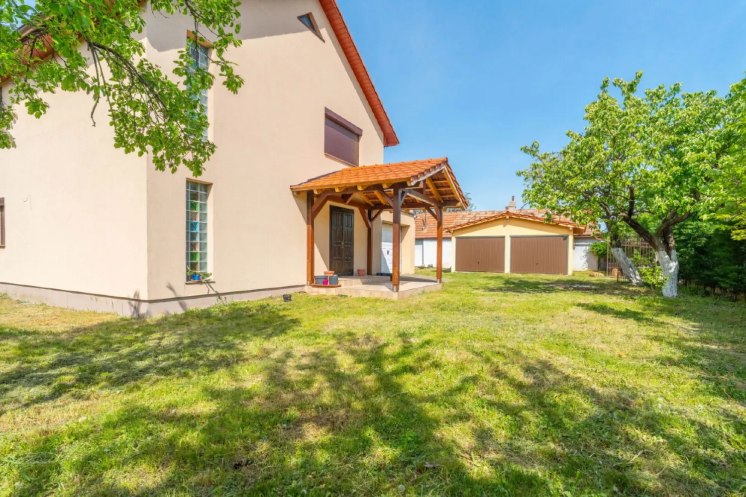 Vanzare Casa Noua Independenta Energetic în Stil Italian – Paulis - Descoperiți eleganța și confortul unei case deosebite cu etaj, situată în inima zonei Păuliș, unde aerul curat și peisajele pitorești vă vor încânta zi de zi! Construcția este finalizată în 2023-2024.
Comision la cumpărare 0%.

Detalii proprietate:

Tip: Vila nouă, stil italian- multe materiale folosite la finisaje fiind italiene
Suprafață: suprafața totală-2825 mp teren și 262 mp construiți ; Generoasă, ideală pentru o familie
Camere: Spațioase și luminoase, cu finisaje de înaltă calitate
Grădină: Perfectă pentru relaxare și petrecerea timpului liber și chiar pentru activități agricole
Încălzire: Dotată cu pompă de căldură cu încălzirea prin pardoseală și aer condiționat asigurând confort pe tot parcursul anului
Garaj: Inclus în casă, plus o clădire separată pentru 2 mașini
Mobilier: Se vinde complet mobilată și utilată, gata să vă întâmpine
Energie electrică; Panouri fotovoltaice de 9kw prosumator
Această vilă nu este doar o casă, ci un loc unde visele devin realitate. Fiecare detaliu a fost gândit pentru a oferi confort și stil, iar atmosfera de aici vă va face să vă simțiți acasă din prima clipă.
Nu rata ocazia de a transforma această proprietate în căminul tău sau în casav ta de vacanță! Contactează-mă pentru mai multe detalii sau pentru a programa o vizionare.

📞 Contact: 0724 694 458 Dorel Vereș consultant imobiliar Acasă Arad
📧 Email: dorel.veres@acasaarad.ro

Fiecare zi este o nouă oportunitate de a face un pas spre visul tău! ✨ Nu dispui de toată suma? Te ajutăm noi gratuit! Îți obținem oferte de la 16 bănci.

Ai o proprietate de vânzare în Arad și vrei să știi cât valorează cu adevărat?

Sună-mă pentru o evaluare gratuită, fără obligații.

Birou: ACASĂ | Agenție imobiliară Arad

Bulevardul Decebal 2, Arad 310133