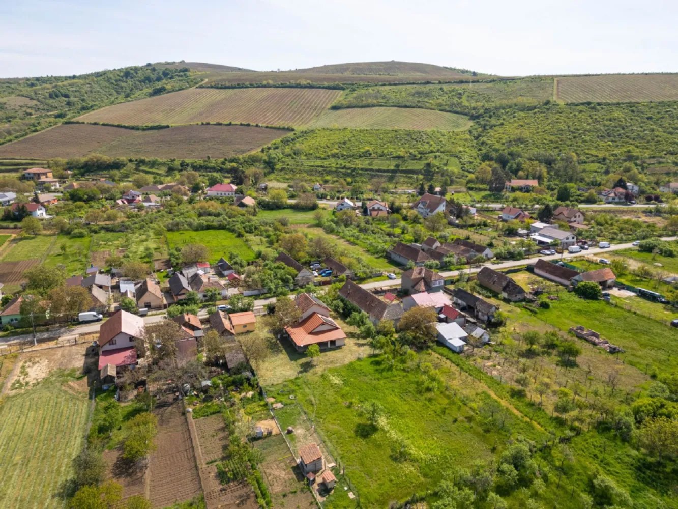Vanzare Casa Noua Independenta Energetic în Stil Italian – Paulis - Descoperiți eleganța și confortul unei case deosebite cu etaj, situată în inima zonei Păuliș, unde aerul curat și peisajele pitorești vă vor încânta zi de zi! Construcția este finalizată în 2023-2024.
Comision la cumpărare 0%.

Detalii proprietate:

Tip: Vila nouă, stil italian- multe materiale folosite la finisaje fiind italiene
Suprafață: suprafața totală-2825 mp teren și 262 mp construiți ; Generoasă, ideală pentru o familie
Camere: Spațioase și luminoase, cu finisaje de înaltă calitate
Grădină: Perfectă pentru relaxare și petrecerea timpului liber și chiar pentru activități agricole
Încălzire: Dotată cu pompă de căldură cu încălzirea prin pardoseală și aer condiționat asigurând confort pe tot parcursul anului
Garaj: Inclus în casă, plus o clădire separată pentru 2 mașini
Mobilier: Se vinde complet mobilată și utilată, gata să vă întâmpine
Energie electrică; Panouri fotovoltaice de 9kw prosumator
Această vilă nu este doar o casă, ci un loc unde visele devin realitate. Fiecare detaliu a fost gândit pentru a oferi confort și stil, iar atmosfera de aici vă va face să vă simțiți acasă din prima clipă.
Nu rata ocazia de a transforma această proprietate în căminul tău sau în casav ta de vacanță! Contactează-mă pentru mai multe detalii sau pentru a programa o vizionare.

📞 Contact: 0724 694 458 Dorel Vereș consultant imobiliar Acasă Arad
📧 Email: dorel.veres@acasaarad.ro

Fiecare zi este o nouă oportunitate de a face un pas spre visul tău! ✨ Nu dispui de toată suma? Te ajutăm noi gratuit! Îți obținem oferte de la 16 bănci.

Ai o proprietate de vânzare în Arad și vrei să știi cât valorează cu adevărat?

Sună-mă pentru o evaluare gratuită, fără obligații.

Birou: ACASĂ | Agenție imobiliară Arad

Bulevardul Decebal 2, Arad 310133