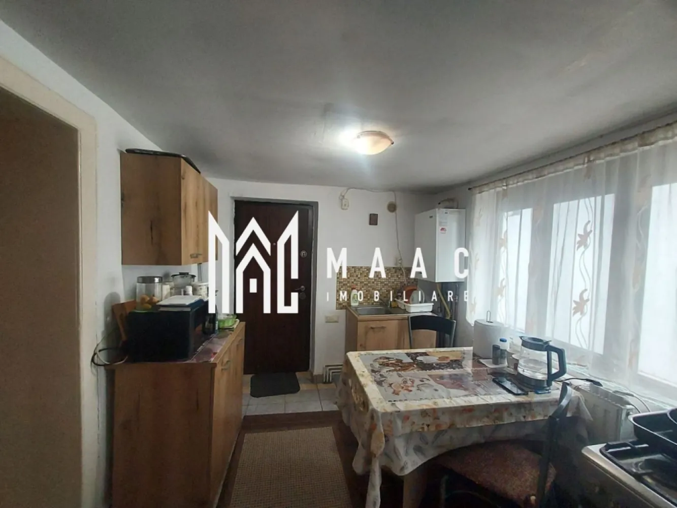 Casa individuala | 71 MPU | 525 MP Teren | Gusterita - MAAC Imobiliare vă propune spre vânzare o casă individuală, situată într-o zonă liniștită și în plină dezvoltare a Sibiului – Gușterița, ideală pentru cei care își doresc intimitate, curte proprie și acces rapid către oraș. Proprietatea este amplasată pe un teren de 525 mp și are o suprafață utilă de 71 mp, fiind compartimentată eficient în 3 camere, oferind un spațiu practic și ușor de adaptat nevoilor unei familii sau pentru locuință de vacanță. Casa beneficiază de curte generoasă, cu multiple posibilități de amenajare – grădină, zonă de relaxare, spațiu pentru parcare sau extindere ulterioară a construcției. Zona Gușterița oferă liniște, aer curat și un cadru plăcut de locuit, cu acces facil către centrul orașului și principalele puncte de interes. Proprietatea reprezintă o oportunitate excelentă pentru cei care caută o casă individuală cu teren generos într-o zonă cu potențial de dezvoltare. Pentru mai multe detalii și programarea unei vizionări, vă rugăm să ne contactați menționând ID: CP2901488 }}