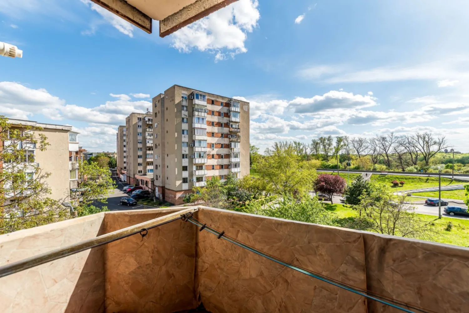Apartament 3 camere Micalaca 300. Vedere superbă spre Mureș - Dacă îți dorești liniștea oferită de natură, dar fără să renunți la confortul orașului, acest apartament din Zona 300 Micalaca, chiar pe malul Mureșului, bifează exact ce caută o familie modernă.

Vorbim despre un apartament cu 3 camere decomandate, situat la etajul 3 din 4 (etaj intermediar ideal), cu o suprafață utilă de aproximativ 70 mp. Spațiul este bine compartimentat, oferind intimitate fiecărui membru al familiei și o zonă de zi generoasă.

Un mare avantaj îl reprezintă cele 2 balcoane deschise, perfecte pentru momente de relaxare, ambele cu priveliște superbă spre faleza Mureșului, plus o logie în camera copilului, un spațiu practic și versatil.

Confortul termic este asigurat de centrală termică pe gaz cu calorifere ferestre PVC pentru izolație termică și fonică eficientă

Zona este unul dintre cele mai puternice atuuri:
acces rapid către centru
aproape de parcuri și faleza Mureșului
mijloace de transport în comun la îndemână
școli și grădinițe în apropiere
centre comerciale la câteva minute

Este locul în care copilul tău crește aproape de natură, iar tu te bucuri de confort și accesibilitate zilnică.

Astfel de proprietăți, cu vedere directă spre Mureș, apar rar în piață.
Sună acum pentru detalii și programează o vizionare, s-ar putea să fie exact „acasă” pe care îl cauți.

Andrei Caracioni consultant imobiliar Acasa Arad.

Cod proprietate: CP3023897