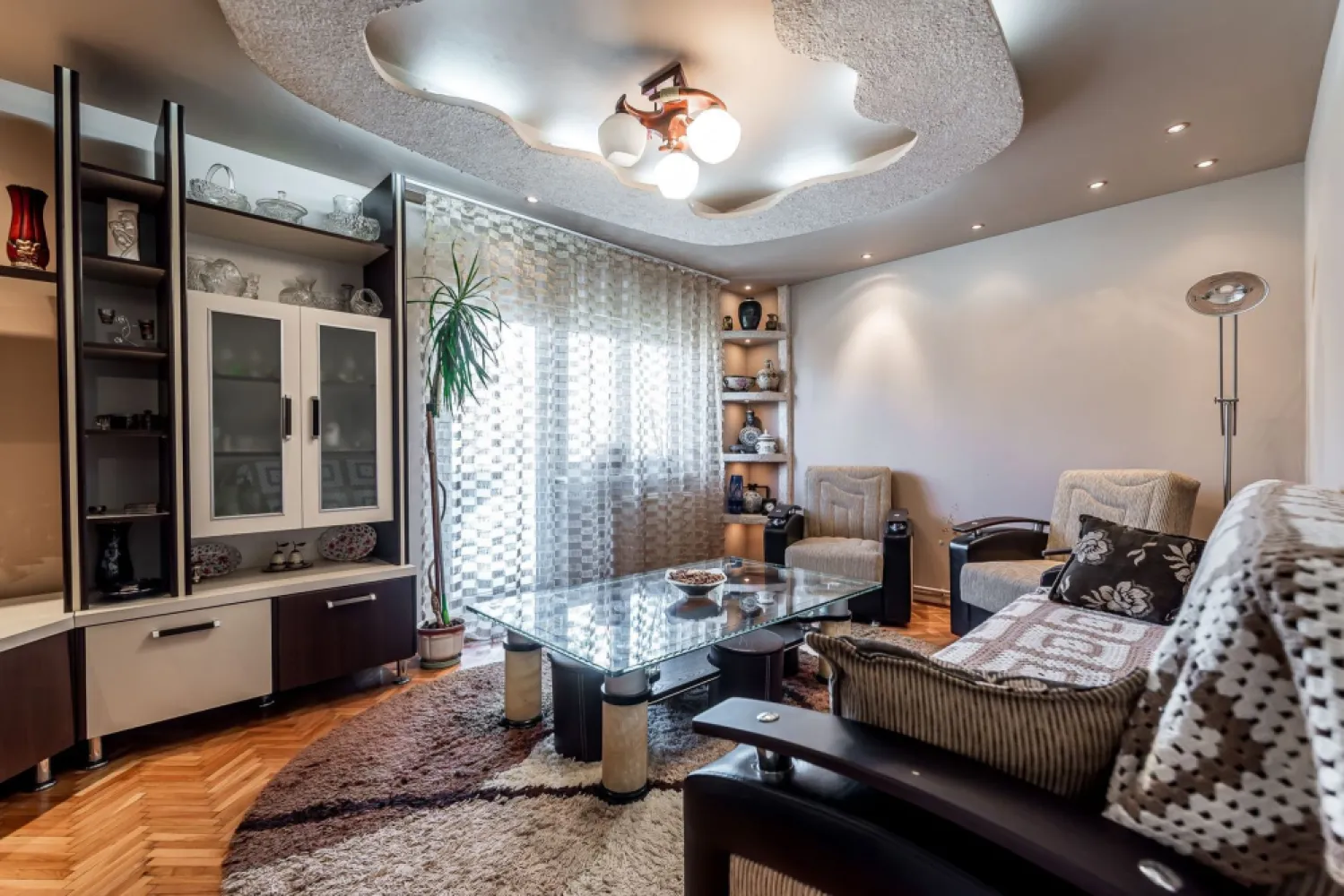 Apartament 3 camere Micalaca 300. Vedere superbă spre Mureș - Dacă îți dorești liniștea oferită de natură, dar fără să renunți la confortul orașului, acest apartament din Zona 300 Micalaca, chiar pe malul Mureșului, bifează exact ce caută o familie modernă.

Vorbim despre un apartament cu 3 camere decomandate, situat la etajul 3 din 4 (etaj intermediar ideal), cu o suprafață utilă de aproximativ 70 mp. Spațiul este bine compartimentat, oferind intimitate fiecărui membru al familiei și o zonă de zi generoasă.

Un mare avantaj îl reprezintă cele 2 balcoane deschise, perfecte pentru momente de relaxare, ambele cu priveliște superbă spre faleza Mureșului, plus o logie în camera copilului, un spațiu practic și versatil.

Confortul termic este asigurat de centrală termică pe gaz cu calorifere ferestre PVC pentru izolație termică și fonică eficientă

Zona este unul dintre cele mai puternice atuuri:
acces rapid către centru
aproape de parcuri și faleza Mureșului
mijloace de transport în comun la îndemână
școli și grădinițe în apropiere
centre comerciale la câteva minute

Este locul în care copilul tău crește aproape de natură, iar tu te bucuri de confort și accesibilitate zilnică.

Astfel de proprietăți, cu vedere directă spre Mureș, apar rar în piață.
Sună acum pentru detalii și programează o vizionare, s-ar putea să fie exact „acasă” pe care îl cauți.

Andrei Caracioni consultant imobiliar Acasa Arad.

Cod proprietate: CP3023897