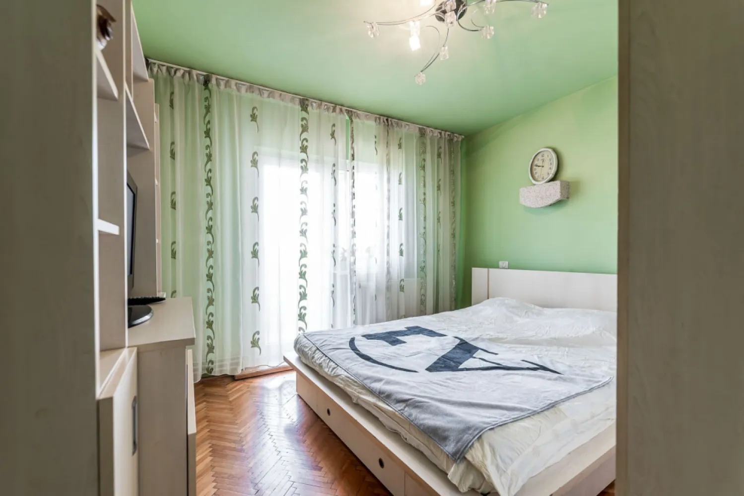 Apartament 3 camere Micalaca 300. Vedere superbă spre Mureș - Dacă îți dorești liniștea oferită de natură, dar fără să renunți la confortul orașului, acest apartament din Zona 300 Micalaca, chiar pe malul Mureșului, bifează exact ce caută o familie modernă.

Vorbim despre un apartament cu 3 camere decomandate, situat la etajul 3 din 4 (etaj intermediar ideal), cu o suprafață utilă de aproximativ 70 mp. Spațiul este bine compartimentat, oferind intimitate fiecărui membru al familiei și o zonă de zi generoasă.

Un mare avantaj îl reprezintă cele 2 balcoane deschise, perfecte pentru momente de relaxare, ambele cu priveliște superbă spre faleza Mureșului, plus o logie în camera copilului, un spațiu practic și versatil.

Confortul termic este asigurat de centrală termică pe gaz cu calorifere ferestre PVC pentru izolație termică și fonică eficientă

Zona este unul dintre cele mai puternice atuuri:
acces rapid către centru
aproape de parcuri și faleza Mureșului
mijloace de transport în comun la îndemână
școli și grădinițe în apropiere
centre comerciale la câteva minute

Este locul în care copilul tău crește aproape de natură, iar tu te bucuri de confort și accesibilitate zilnică.

Astfel de proprietăți, cu vedere directă spre Mureș, apar rar în piață.
Sună acum pentru detalii și programează o vizionare, s-ar putea să fie exact „acasă” pe care îl cauți.

Andrei Caracioni consultant imobiliar Acasa Arad.

Cod proprietate: CP3023897