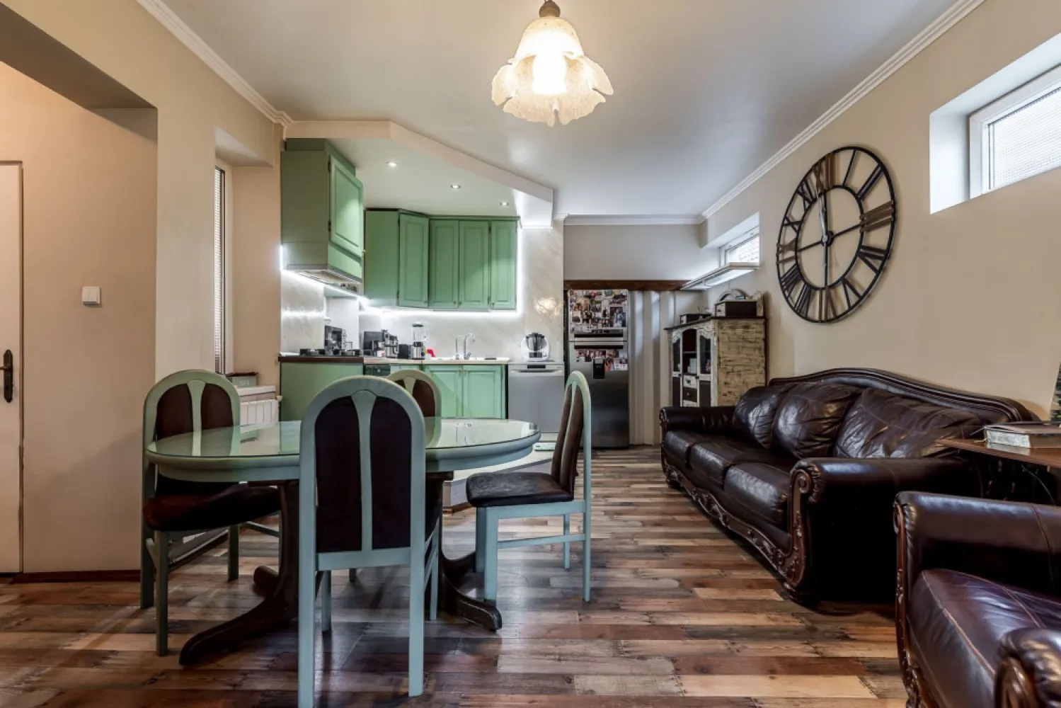 Casa solida din caramida - 8 camere - zona Sega, UTA - COMISION 0 - Vă propunem spre vânzare o proprietate deosebită, construită solid din cărămidă, cu fundație din beton și subzidire, situată pe strada Constantin Brâncoveanu, în zona Sega – UTA.

Casa beneficiază de acoperiș recent schimbat și este echipată cu panouri fotovoltaice de 6 kW, oferind eficiență energetică și costuri reduse de întreținere.

Proprietatea este generoasă și versatilă, având:
- 8 camere spațioase
- 2 bucătării complet funcționale
- 4 băi

Suprafața utilă este de 250 mp (parter + mansardă), la care se adaugă un subsol de 45 mp.
Imobilul este ideal pentru o familie numeroasă, dar datorită compartimentării se poate transforma cu ușurință în 4 apartamente separate, fiind o oportunitate excelentă pentru investiție.

Terenul aferent are o suprafață de 342 mp și dispune de:
- acces auto
- poartă automatizată cu telecomandă
- acces în garaj din spatele casei

Confortul termic este asigurat de 2 centrale termice pe gaz.
Casa se vinde în mare parte mobilată și utilată, fiind pregătită pentru mutare imediată.

Pentru mai multe detalii sau pentru programarea unei vizionări:
📞 0755 274 519 - Daniel Hord – Consultant imobiliar.

Nu dispui de toată suma? Te ajutăm noi gratuit! Îți obținem oferte de la 16 bănci
Ai o proprietate de vânzare în Arad și vrei să știi cât valorează cu adevărat?
Sună-mă pentru o evaluare GRATUITĂ!

Birou: ACASĂ | Agenție imobiliară Arad
Adresă: Bulevardul Decebal 2, Arad 310133