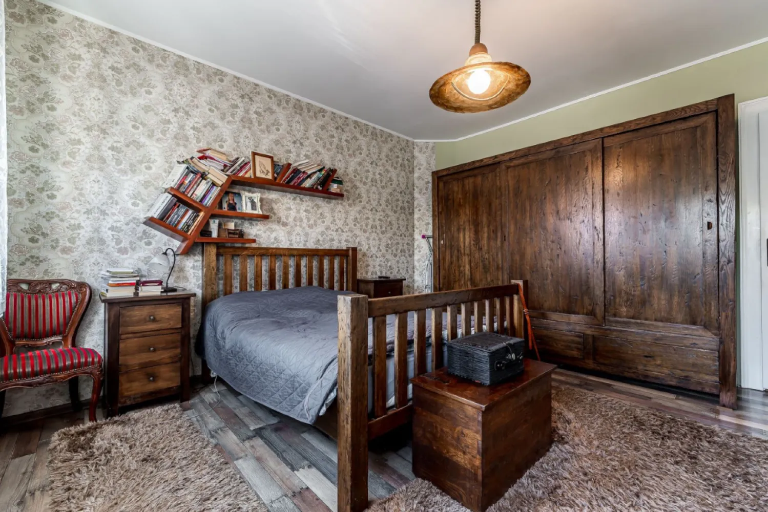 Casa solida din caramida - 8 camere - zona Sega, UTA - COMISION 0 - Vă propunem spre vânzare o proprietate deosebită, construită solid din cărămidă, cu fundație din beton și subzidire, situată pe strada Constantin Brâncoveanu, în zona Sega – UTA.

Casa beneficiază de acoperiș recent schimbat și este echipată cu panouri fotovoltaice de 6 kW, oferind eficiență energetică și costuri reduse de întreținere.

Proprietatea este generoasă și versatilă, având:
- 8 camere spațioase
- 2 bucătării complet funcționale
- 4 băi

Suprafața utilă este de 250 mp (parter + mansardă), la care se adaugă un subsol de 45 mp.
Imobilul este ideal pentru o familie numeroasă, dar datorită compartimentării se poate transforma cu ușurință în 4 apartamente separate, fiind o oportunitate excelentă pentru investiție.

Terenul aferent are o suprafață de 342 mp și dispune de:
- acces auto
- poartă automatizată cu telecomandă
- acces în garaj din spatele casei

Confortul termic este asigurat de 2 centrale termice pe gaz.
Casa se vinde în mare parte mobilată și utilată, fiind pregătită pentru mutare imediată.

Pentru mai multe detalii sau pentru programarea unei vizionări:
📞 0755 274 519 - Daniel Hord – Consultant imobiliar.

Nu dispui de toată suma? Te ajutăm noi gratuit! Îți obținem oferte de la 16 bănci
Ai o proprietate de vânzare în Arad și vrei să știi cât valorează cu adevărat?
Sună-mă pentru o evaluare GRATUITĂ!

Birou: ACASĂ | Agenție imobiliară Arad
Adresă: Bulevardul Decebal 2, Arad 310133