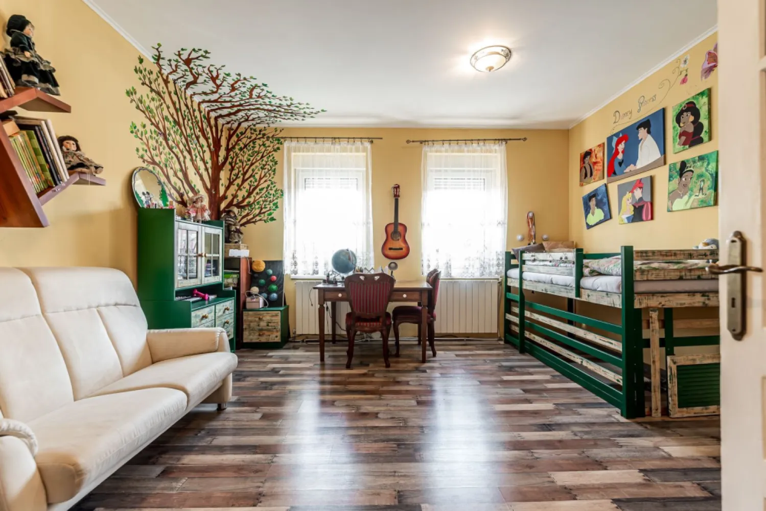 Casa solida din caramida - 8 camere - zona Sega, UTA - COMISION 0 - Vă propunem spre vânzare o proprietate deosebită, construită solid din cărămidă, cu fundație din beton și subzidire, situată pe strada Constantin Brâncoveanu, în zona Sega – UTA.

Casa beneficiază de acoperiș recent schimbat și este echipată cu panouri fotovoltaice de 6 kW, oferind eficiență energetică și costuri reduse de întreținere.

Proprietatea este generoasă și versatilă, având:
- 8 camere spațioase
- 2 bucătării complet funcționale
- 4 băi

Suprafața utilă este de 250 mp (parter + mansardă), la care se adaugă un subsol de 45 mp.
Imobilul este ideal pentru o familie numeroasă, dar datorită compartimentării se poate transforma cu ușurință în 4 apartamente separate, fiind o oportunitate excelentă pentru investiție.

Terenul aferent are o suprafață de 342 mp și dispune de:
- acces auto
- poartă automatizată cu telecomandă
- acces în garaj din spatele casei

Confortul termic este asigurat de 2 centrale termice pe gaz.
Casa se vinde în mare parte mobilată și utilată, fiind pregătită pentru mutare imediată.

Pentru mai multe detalii sau pentru programarea unei vizionări:
📞 0755 274 519 - Daniel Hord – Consultant imobiliar.

Nu dispui de toată suma? Te ajutăm noi gratuit! Îți obținem oferte de la 16 bănci
Ai o proprietate de vânzare în Arad și vrei să știi cât valorează cu adevărat?
Sună-mă pentru o evaluare GRATUITĂ!

Birou: ACASĂ | Agenție imobiliară Arad
Adresă: Bulevardul Decebal 2, Arad 310133