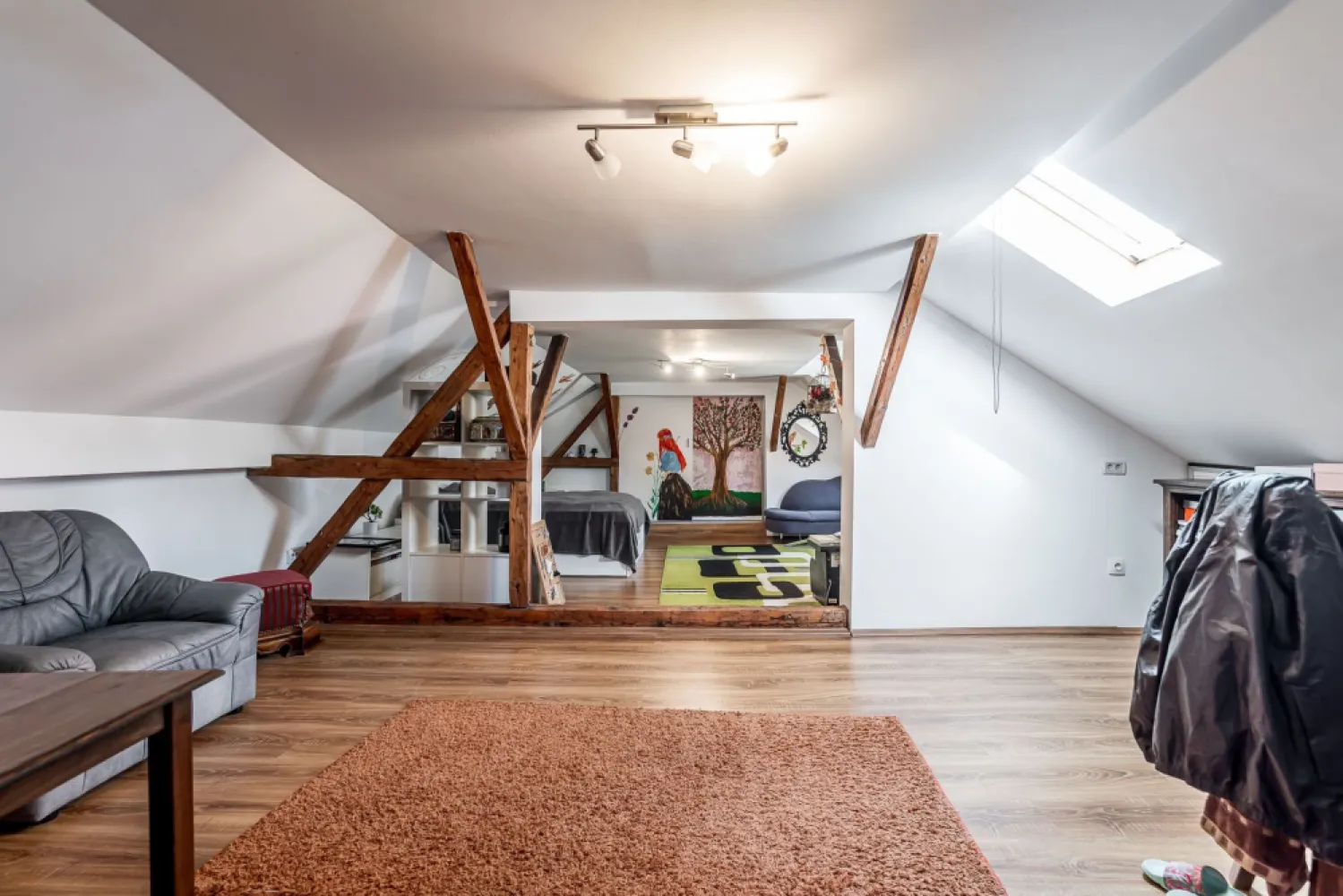 Casa solida din caramida - 8 camere - zona Sega, UTA - COMISION 0 - Vă propunem spre vânzare o proprietate deosebită, construită solid din cărămidă, cu fundație din beton și subzidire, situată pe strada Constantin Brâncoveanu, în zona Sega – UTA.

Casa beneficiază de acoperiș recent schimbat și este echipată cu panouri fotovoltaice de 6 kW, oferind eficiență energetică și costuri reduse de întreținere.

Proprietatea este generoasă și versatilă, având:
- 8 camere spațioase
- 2 bucătării complet funcționale
- 4 băi

Suprafața utilă este de 250 mp (parter + mansardă), la care se adaugă un subsol de 45 mp.
Imobilul este ideal pentru o familie numeroasă, dar datorită compartimentării se poate transforma cu ușurință în 4 apartamente separate, fiind o oportunitate excelentă pentru investiție.

Terenul aferent are o suprafață de 342 mp și dispune de:
- acces auto
- poartă automatizată cu telecomandă
- acces în garaj din spatele casei

Confortul termic este asigurat de 2 centrale termice pe gaz.
Casa se vinde în mare parte mobilată și utilată, fiind pregătită pentru mutare imediată.

Pentru mai multe detalii sau pentru programarea unei vizionări:
📞 0755 274 519 - Daniel Hord – Consultant imobiliar.

Nu dispui de toată suma? Te ajutăm noi gratuit! Îți obținem oferte de la 16 bănci
Ai o proprietate de vânzare în Arad și vrei să știi cât valorează cu adevărat?
Sună-mă pentru o evaluare GRATUITĂ!

Birou: ACASĂ | Agenție imobiliară Arad
Adresă: Bulevardul Decebal 2, Arad 310133