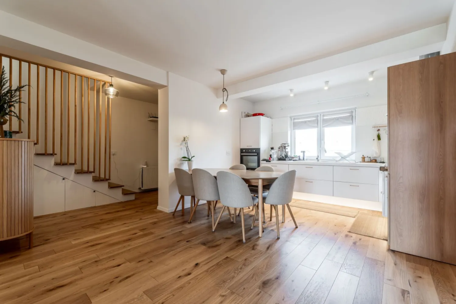 Casa 4 camere P+M - Via Carmina, Vladimirescu - COMISION 0 - Vă propunem spre vânzare o casă înșiruită, modernă, situată în zona Via Carmina, în apropierea Centrului Comercial din Vladimirescu – o locație ideală pentru confort și acces rapid către facilități urbane.

Imobilul este dispus pe parter + mansardă și este amplasat pe un teren de 250 mp, cu acces inclusiv prin spatele parcelei. Proprietatea beneficiază de 2 locuri de parcare în fața casei.

Parter:
- Hol de acces + spații pentru depozitare
- Living spațios cu bucătărie open-space
- Cămară pentru alimente
- Baie
- Dormitor
Cu ieșire directă în curtea din spate atât din living, cât și din dormitor

Mansardă:
- Hol
- 2 dormitoare (unul prevăzut cu dressing)
- Baie cu cadă

Curtea din spate reprezintă un adevărat colț de relaxare, fiind frumos amenajată și completată de o terasă perfectă pentru momentele petrecute în aer liber. De asemenea, proprietatea dispune de o magazie practică pentru depozitare.

Dotări și beneficii:
- Încălzire prin calorifere, asigurată de centrala termică pe gaz
- Se vinde complet mobilată și utilată
- Zonă liniștită, ideală pentru familie

Pentru mai multe detalii și vizionări:
📞 0755 274 519 – Daniel Hord, Consultant imobiliar.