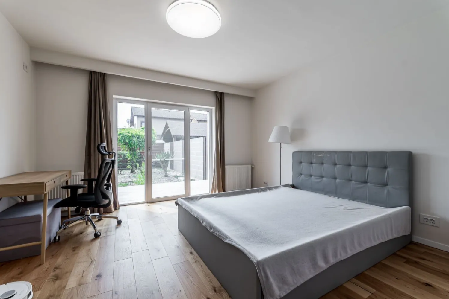 Casa 4 camere P+M - Via Carmina, Vladimirescu - COMISION 0 - Vă propunem spre vânzare o casă înșiruită, modernă, situată în zona Via Carmina, în apropierea Centrului Comercial din Vladimirescu – o locație ideală pentru confort și acces rapid către facilități urbane.

Imobilul este dispus pe parter + mansardă și este amplasat pe un teren de 250 mp, cu acces inclusiv prin spatele parcelei. Proprietatea beneficiază de 2 locuri de parcare în fața casei.

Parter:
- Hol de acces + spații pentru depozitare
- Living spațios cu bucătărie open-space
- Cămară pentru alimente
- Baie
- Dormitor
Cu ieșire directă în curtea din spate atât din living, cât și din dormitor

Mansardă:
- Hol
- 2 dormitoare (unul prevăzut cu dressing)
- Baie cu cadă

Curtea din spate reprezintă un adevărat colț de relaxare, fiind frumos amenajată și completată de o terasă perfectă pentru momentele petrecute în aer liber. De asemenea, proprietatea dispune de o magazie practică pentru depozitare.

Dotări și beneficii:
- Încălzire prin calorifere, asigurată de centrala termică pe gaz
- Se vinde complet mobilată și utilată
- Zonă liniștită, ideală pentru familie

Pentru mai multe detalii și vizionări:
📞 0755 274 519 – Daniel Hord, Consultant imobiliar.