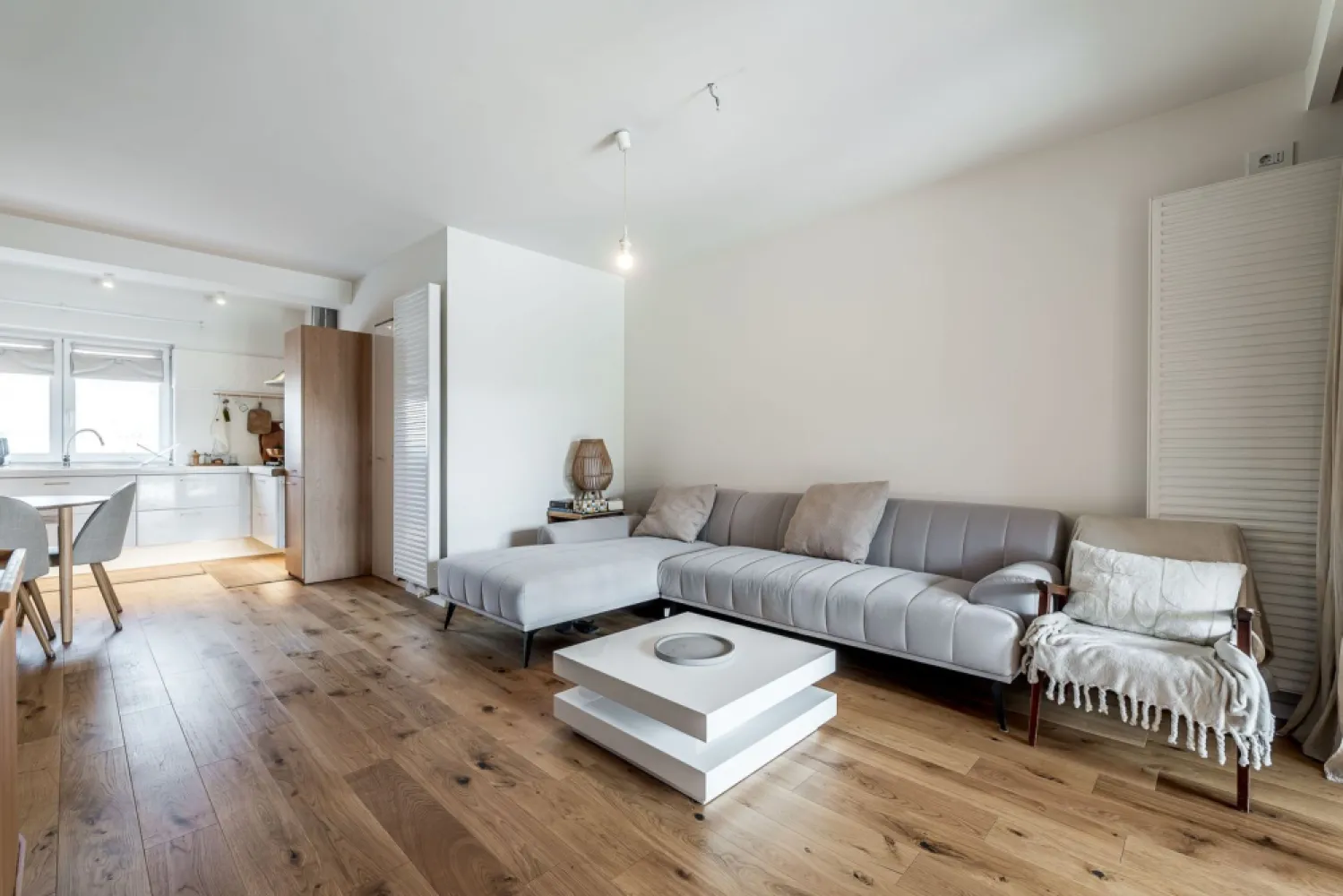 Casa 4 camere P+M - Via Carmina, Vladimirescu - COMISION 0 - Vă propunem spre vânzare o casă înșiruită, modernă, situată în zona Via Carmina, în apropierea Centrului Comercial din Vladimirescu – o locație ideală pentru confort și acces rapid către facilități urbane.

Imobilul este dispus pe parter + mansardă și este amplasat pe un teren de 250 mp, cu acces inclusiv prin spatele parcelei. Proprietatea beneficiază de 2 locuri de parcare în fața casei.

Parter:
- Hol de acces + spații pentru depozitare
- Living spațios cu bucătărie open-space
- Cămară pentru alimente
- Baie
- Dormitor
Cu ieșire directă în curtea din spate atât din living, cât și din dormitor

Mansardă:
- Hol
- 2 dormitoare (unul prevăzut cu dressing)
- Baie cu cadă

Curtea din spate reprezintă un adevărat colț de relaxare, fiind frumos amenajată și completată de o terasă perfectă pentru momentele petrecute în aer liber. De asemenea, proprietatea dispune de o magazie practică pentru depozitare.

Dotări și beneficii:
- Încălzire prin calorifere, asigurată de centrala termică pe gaz
- Se vinde complet mobilată și utilată
- Zonă liniștită, ideală pentru familie

Pentru mai multe detalii și vizionări:
📞 0755 274 519 – Daniel Hord, Consultant imobiliar.