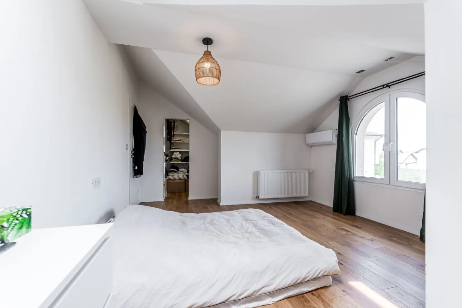 Casa 4 camere P+M - Via Carmina, Vladimirescu - COMISION 0 - Vă propunem spre vânzare o casă înșiruită, modernă, situată în zona Via Carmina, în apropierea Centrului Comercial din Vladimirescu – o locație ideală pentru confort și acces rapid către facilități urbane.

Imobilul este dispus pe parter + mansardă și este amplasat pe un teren de 250 mp, cu acces inclusiv prin spatele parcelei. Proprietatea beneficiază de 2 locuri de parcare în fața casei.

Parter:
- Hol de acces + spații pentru depozitare
- Living spațios cu bucătărie open-space
- Cămară pentru alimente
- Baie
- Dormitor
Cu ieșire directă în curtea din spate atât din living, cât și din dormitor

Mansardă:
- Hol
- 2 dormitoare (unul prevăzut cu dressing)
- Baie cu cadă

Curtea din spate reprezintă un adevărat colț de relaxare, fiind frumos amenajată și completată de o terasă perfectă pentru momentele petrecute în aer liber. De asemenea, proprietatea dispune de o magazie practică pentru depozitare.

Dotări și beneficii:
- Încălzire prin calorifere, asigurată de centrala termică pe gaz
- Se vinde complet mobilată și utilată
- Zonă liniștită, ideală pentru familie

Pentru mai multe detalii și vizionări:
📞 0755 274 519 – Daniel Hord, Consultant imobiliar.