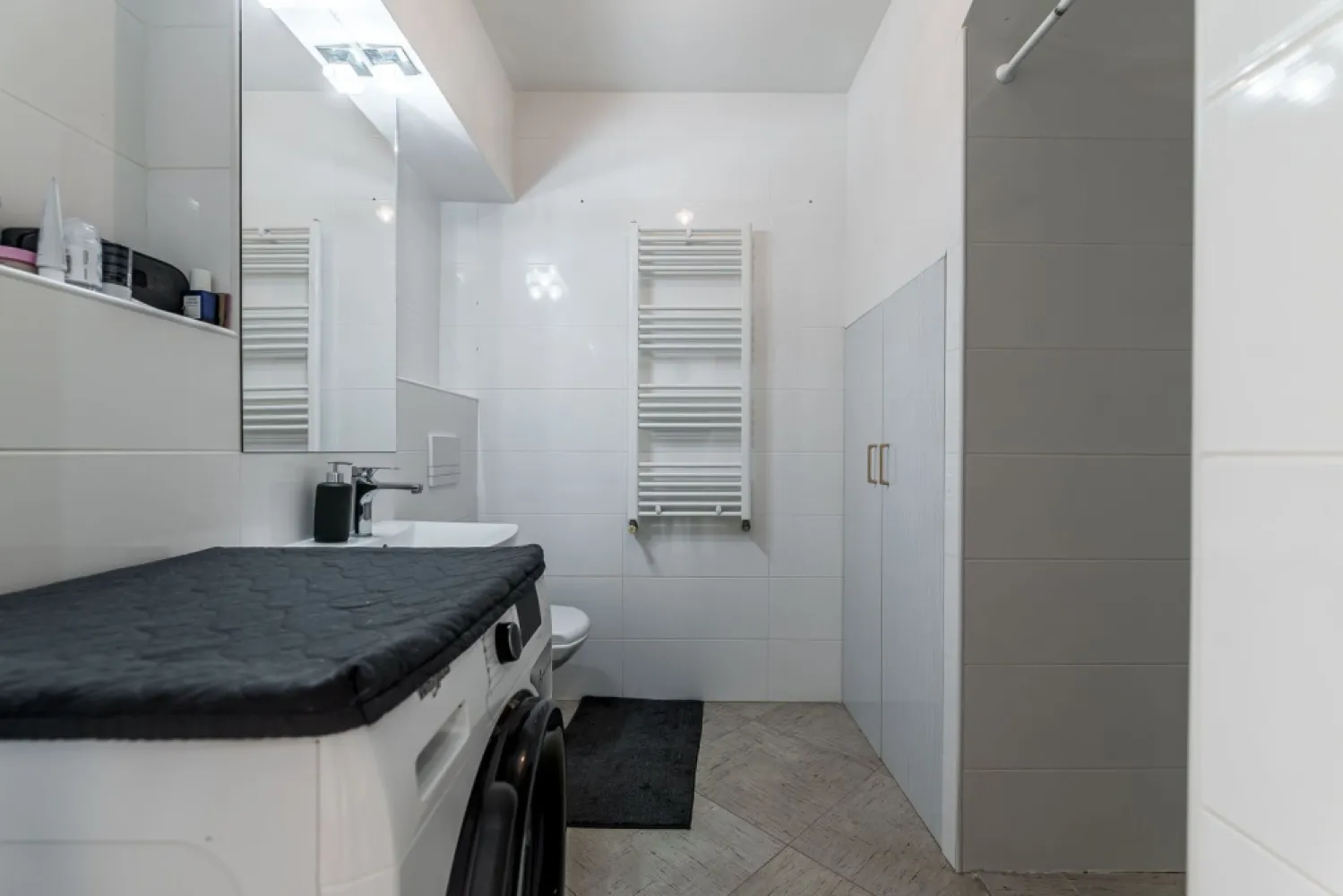 Casa 4 camere P+M - Via Carmina, Vladimirescu - COMISION 0 - Vă propunem spre vânzare o casă înșiruită, modernă, situată în zona Via Carmina, în apropierea Centrului Comercial din Vladimirescu – o locație ideală pentru confort și acces rapid către facilități urbane.

Imobilul este dispus pe parter + mansardă și este amplasat pe un teren de 250 mp, cu acces inclusiv prin spatele parcelei. Proprietatea beneficiază de 2 locuri de parcare în fața casei.

Parter:
- Hol de acces + spații pentru depozitare
- Living spațios cu bucătărie open-space
- Cămară pentru alimente
- Baie
- Dormitor
Cu ieșire directă în curtea din spate atât din living, cât și din dormitor

Mansardă:
- Hol
- 2 dormitoare (unul prevăzut cu dressing)
- Baie cu cadă

Curtea din spate reprezintă un adevărat colț de relaxare, fiind frumos amenajată și completată de o terasă perfectă pentru momentele petrecute în aer liber. De asemenea, proprietatea dispune de o magazie practică pentru depozitare.

Dotări și beneficii:
- Încălzire prin calorifere, asigurată de centrala termică pe gaz
- Se vinde complet mobilată și utilată
- Zonă liniștită, ideală pentru familie

Pentru mai multe detalii și vizionări:
📞 0755 274 519 – Daniel Hord, Consultant imobiliar.
