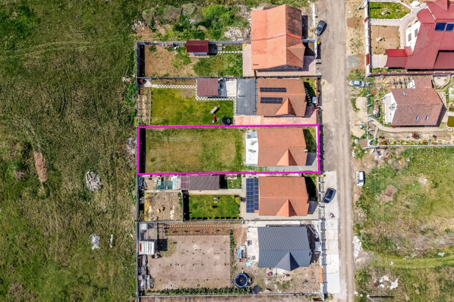 Casă noua, 2022, parter, 2 dormitoare Sânpaul, 10 km Arad - Vrei liniște, dar să rămâi aproape de Arad?

Această casă din cartierul Sao Paolo, Sânpaul, îți oferă exact acel echilibru rar: 
confort, intimitate și acces rapid către oraș.

Îți propun spre vânzare o casă cochetă, construită în 2022, situată în cartierul rezidențial Sao Paolo din Sânpaul, la doar 10 km de Arad – o alegere excelentă pentru o familie tânără sau pentru cei care își doresc un stil de viață liniștit.

Locuința este construită pe un singur nivel, fiind practică și ușor de întreținut, cu o compartimentare eficientă:

2 dormitoare luminoase
living generos cu bucătărie open-space
baie cu cadă și geam pentru aerisire

Casa este parțial finisată, ceea ce îți oferă libertatea de a o personaliza exact după propriul gust.

Avantaje:

✔ Casă ușor de întreținut – ideală pentru un stil de viață relaxat
✔ Zonă liniștită, comunitate în dezvoltare
✔ Doar 10 km până în Arad – acces rapid la toate facilitățile

Utilități:

Apă
Canalizare
Curent electric trifazic
Este montata pompa de căldura(e necesara racordarea la sistemul de incalzire al casei)

Pentru mai multe informații sau pentru programarea unei vizionări, contactează-mă:
📞 Andrei Caracioni – 0757 662 907

Cod proprietate: CP3009359