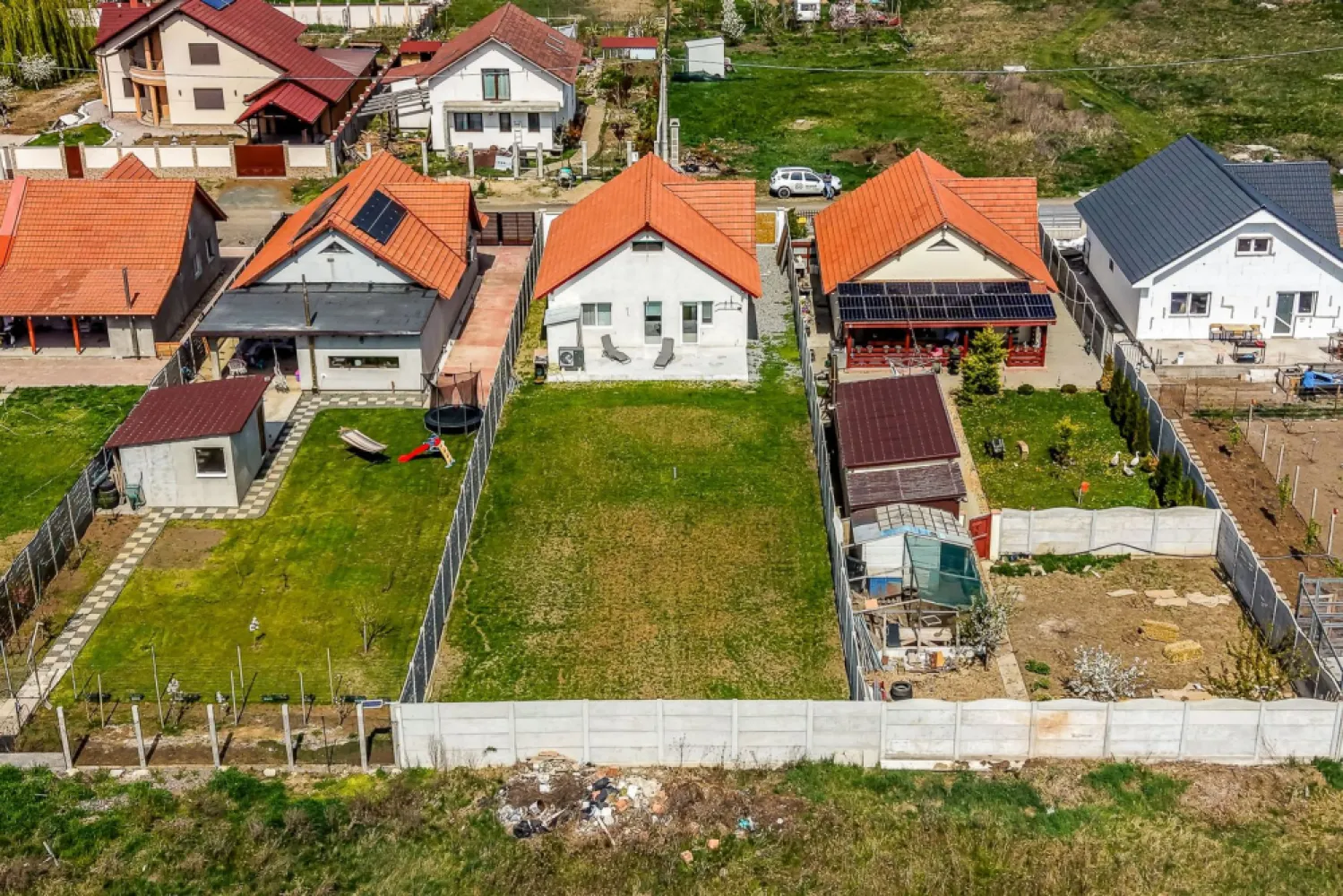 Casă noua, 2022, parter, 2 dormitoare Sânpaul, 10 km Arad - Vrei liniște, dar să rămâi aproape de Arad?

Această casă din cartierul Sao Paolo, Sânpaul, îți oferă exact acel echilibru rar: 
confort, intimitate și acces rapid către oraș.

Îți propun spre vânzare o casă cochetă, construită în 2022, situată în cartierul rezidențial Sao Paolo din Sânpaul, la doar 10 km de Arad – o alegere excelentă pentru o familie tânără sau pentru cei care își doresc un stil de viață liniștit.

Locuința este construită pe un singur nivel, fiind practică și ușor de întreținut, cu o compartimentare eficientă:

2 dormitoare luminoase
living generos cu bucătărie open-space
baie cu cadă și geam pentru aerisire

Casa este parțial finisată, ceea ce îți oferă libertatea de a o personaliza exact după propriul gust.

Avantaje:

✔ Casă ușor de întreținut – ideală pentru un stil de viață relaxat
✔ Zonă liniștită, comunitate în dezvoltare
✔ Doar 10 km până în Arad – acces rapid la toate facilitățile

Utilități:

Apă
Canalizare
Curent electric trifazic
Este montata pompa de căldura(e necesara racordarea la sistemul de incalzire al casei)

Pentru mai multe informații sau pentru programarea unei vizionări, contactează-mă:
📞 Andrei Caracioni – 0757 662 907

Cod proprietate: CP3009359