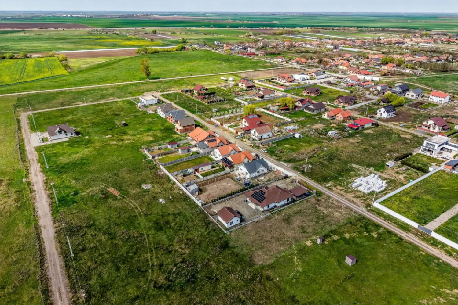 Casă noua, 2022, parter, 2 dormitoare Sânpaul, 10 km Arad - Vrei liniște, dar să rămâi aproape de Arad?

Această casă din cartierul Sao Paolo, Sânpaul, îți oferă exact acel echilibru rar: 
confort, intimitate și acces rapid către oraș.

Îți propun spre vânzare o casă cochetă, construită în 2022, situată în cartierul rezidențial Sao Paolo din Sânpaul, la doar 10 km de Arad – o alegere excelentă pentru o familie tânără sau pentru cei care își doresc un stil de viață liniștit.

Locuința este construită pe un singur nivel, fiind practică și ușor de întreținut, cu o compartimentare eficientă:

2 dormitoare luminoase
living generos cu bucătărie open-space
baie cu cadă și geam pentru aerisire

Casa este parțial finisată, ceea ce îți oferă libertatea de a o personaliza exact după propriul gust.

Avantaje:

✔ Casă ușor de întreținut – ideală pentru un stil de viață relaxat
✔ Zonă liniștită, comunitate în dezvoltare
✔ Doar 10 km până în Arad – acces rapid la toate facilitățile

Utilități:

Apă
Canalizare
Curent electric trifazic
Este montata pompa de căldura(e necesara racordarea la sistemul de incalzire al casei)

Pentru mai multe informații sau pentru programarea unei vizionări, contactează-mă:
📞 Andrei Caracioni – 0757 662 907

Cod proprietate: CP3009359