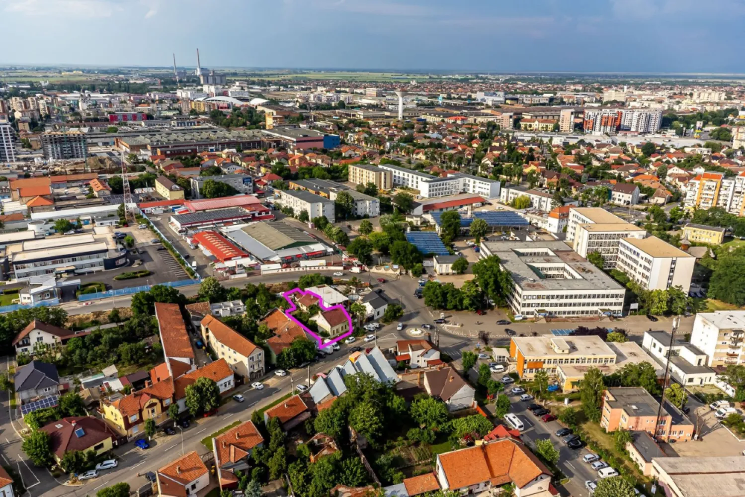 Proprietate cu vad excelent, lângă Spitalul Județean Arad. - Dacă ești în căutarea unei proprietăți cu adevărat valoroase pentru o afacere, poziționarea este esențială. Iar această locație bifează exact acest criteriu.

Proprietatea este situată la câțiva pași de Spitalul Clinic Județean Arad și de zona comercială Jackson, într-un perimetru cu trafic intens și vizibilitate excelentă — un avantaj major pentru orice activitate medicală sau comercială.

Terenul are o suprafață de 532 mp și un front stradal de 15 metri, oferind expunere foarte bună și multiple posibilități de organizare. Clădirea principală este amplasată la stradă, fiind ideală pentru cabinete, birouri sau orice tip de activitate profesională care are nevoie de acces facil și vizibilitate.

În curte există și o clădire secundară, care poate fi amenajată fie ca locuință separată, fie ca spațiu complementar pentru activitate, în funcție de nevoile viitorului proprietar.

Imobilul este racordat la toate utilitățile — apă, canalizare, curent și gaz — iar faptul că necesită renovare completă îți oferă libertatea de a-l amenaja exact așa cum îți dorești, fie că vorbim de circuite medicale, spații moderne de lucru sau o combinație între business și locuire.

Datorită poziției și configurației, proprietatea este ideală pentru cabinete medicale (stomatologic, ginecologic, dermatologic, etc.), clinici, sedii de firmă sau alte activități care beneficiază de proximitatea spitalului și de fluxul constant de persoane din zonă.

Pentru mai multe detalii sau pentru a programa o vizionare:
📞 Andrei Caracioni – 0757 662 907
Consultant Imobiliar – Acasa Arad

Cod proprietate: CP2997224