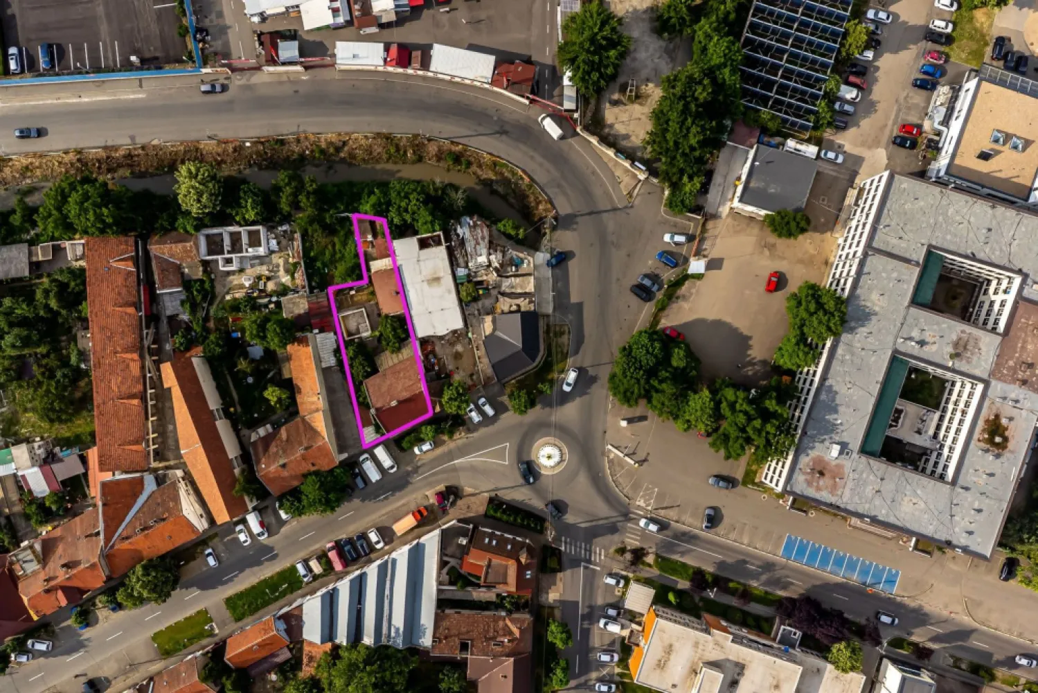 Proprietate cu vad excelent, lângă Spitalul Județean Arad. - Dacă ești în căutarea unei proprietăți cu adevărat valoroase pentru o afacere, poziționarea este esențială. Iar această locație bifează exact acest criteriu.

Proprietatea este situată la câțiva pași de Spitalul Clinic Județean Arad și de zona comercială Jackson, într-un perimetru cu trafic intens și vizibilitate excelentă — un avantaj major pentru orice activitate medicală sau comercială.

Terenul are o suprafață de 532 mp și un front stradal de 15 metri, oferind expunere foarte bună și multiple posibilități de organizare. Clădirea principală este amplasată la stradă, fiind ideală pentru cabinete, birouri sau orice tip de activitate profesională care are nevoie de acces facil și vizibilitate.

În curte există și o clădire secundară, care poate fi amenajată fie ca locuință separată, fie ca spațiu complementar pentru activitate, în funcție de nevoile viitorului proprietar.

Imobilul este racordat la toate utilitățile — apă, canalizare, curent și gaz — iar faptul că necesită renovare completă îți oferă libertatea de a-l amenaja exact așa cum îți dorești, fie că vorbim de circuite medicale, spații moderne de lucru sau o combinație între business și locuire.

Datorită poziției și configurației, proprietatea este ideală pentru cabinete medicale (stomatologic, ginecologic, dermatologic, etc.), clinici, sedii de firmă sau alte activități care beneficiază de proximitatea spitalului și de fluxul constant de persoane din zonă.

Pentru mai multe detalii sau pentru a programa o vizionare:
📞 Andrei Caracioni – 0757 662 907
Consultant Imobiliar – Acasa Arad

Cod proprietate: CP2997224