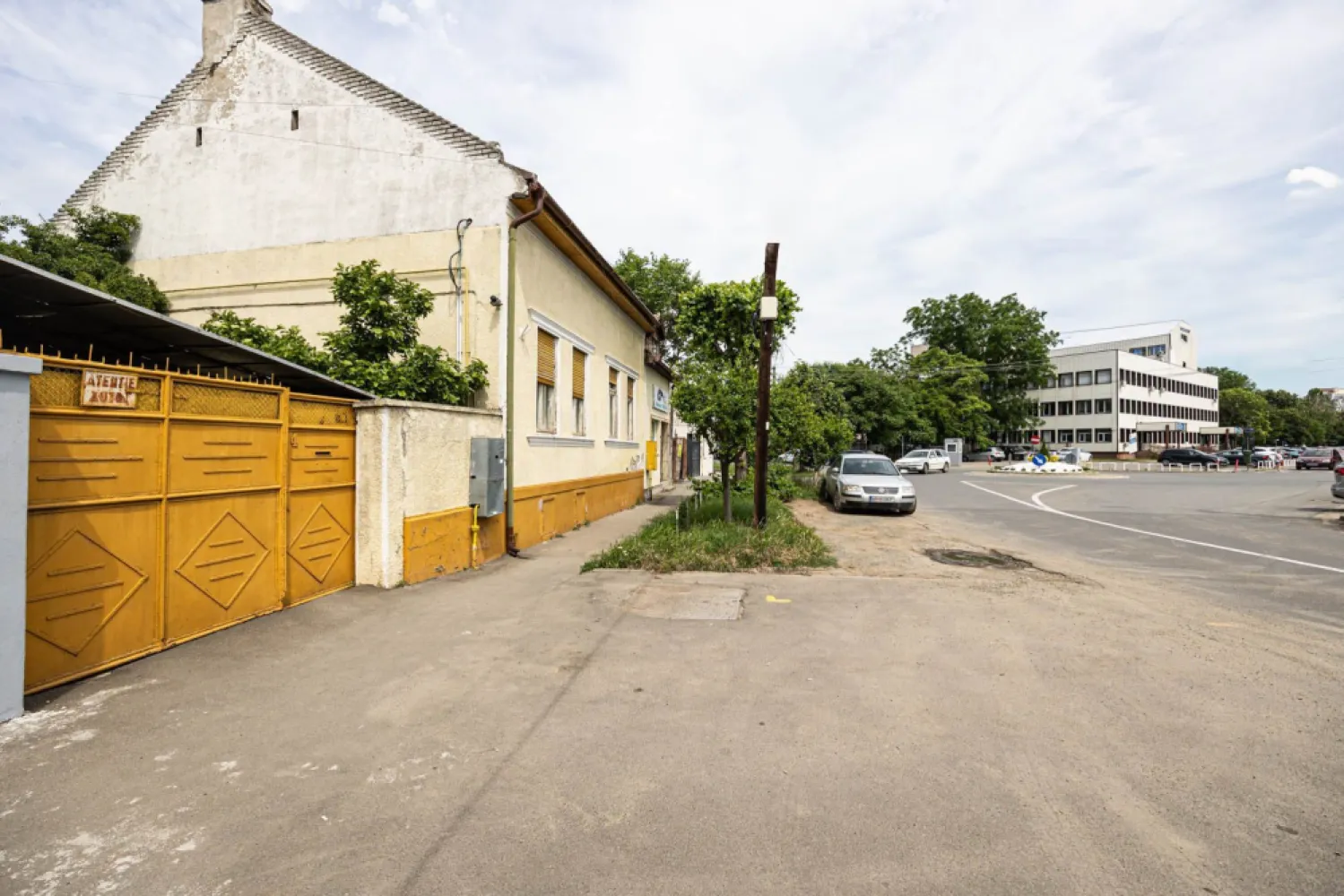 Proprietate cu vad excelent, lângă Spitalul Județean Arad. - Dacă ești în căutarea unei proprietăți cu adevărat valoroase pentru o afacere, poziționarea este esențială. Iar această locație bifează exact acest criteriu.

Proprietatea este situată la câțiva pași de Spitalul Clinic Județean Arad și de zona comercială Jackson, într-un perimetru cu trafic intens și vizibilitate excelentă — un avantaj major pentru orice activitate medicală sau comercială.

Terenul are o suprafață de 532 mp și un front stradal de 15 metri, oferind expunere foarte bună și multiple posibilități de organizare. Clădirea principală este amplasată la stradă, fiind ideală pentru cabinete, birouri sau orice tip de activitate profesională care are nevoie de acces facil și vizibilitate.

În curte există și o clădire secundară, care poate fi amenajată fie ca locuință separată, fie ca spațiu complementar pentru activitate, în funcție de nevoile viitorului proprietar.

Imobilul este racordat la toate utilitățile — apă, canalizare, curent și gaz — iar faptul că necesită renovare completă îți oferă libertatea de a-l amenaja exact așa cum îți dorești, fie că vorbim de circuite medicale, spații moderne de lucru sau o combinație între business și locuire.

Datorită poziției și configurației, proprietatea este ideală pentru cabinete medicale (stomatologic, ginecologic, dermatologic, etc.), clinici, sedii de firmă sau alte activități care beneficiază de proximitatea spitalului și de fluxul constant de persoane din zonă.

Pentru mai multe detalii sau pentru a programa o vizionare:
📞 Andrei Caracioni – 0757 662 907
Consultant Imobiliar – Acasa Arad

Cod proprietate: CP2997224
