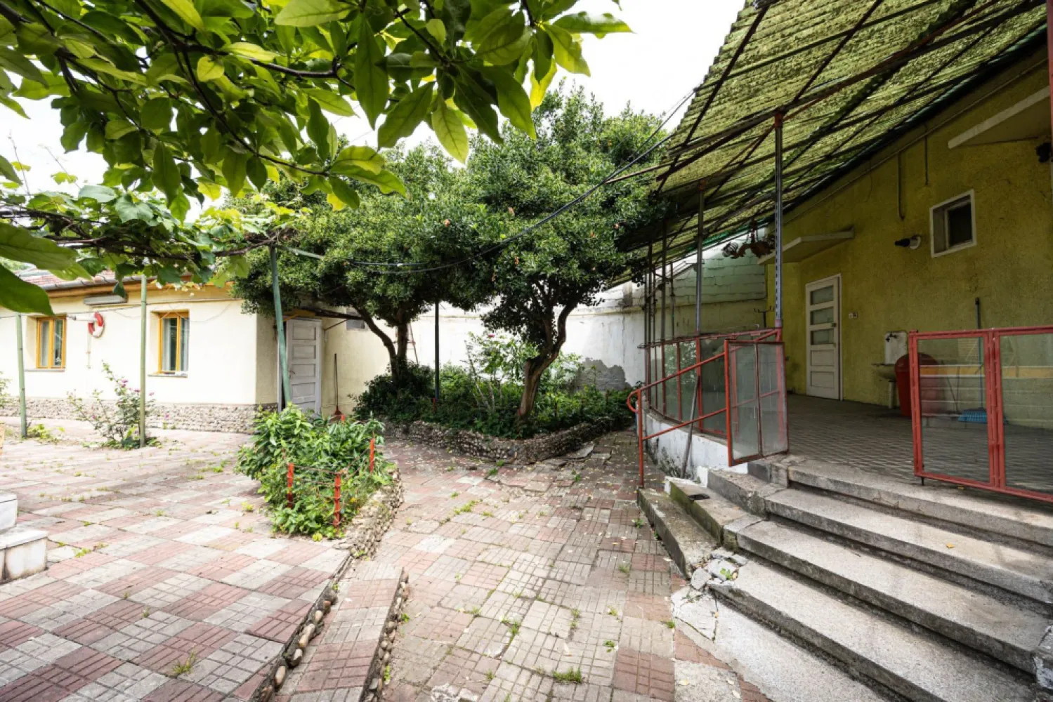 Proprietate cu vad excelent, lângă Spitalul Județean Arad. - Dacă ești în căutarea unei proprietăți cu adevărat valoroase pentru o afacere, poziționarea este esențială. Iar această locație bifează exact acest criteriu.

Proprietatea este situată la câțiva pași de Spitalul Clinic Județean Arad și de zona comercială Jackson, într-un perimetru cu trafic intens și vizibilitate excelentă — un avantaj major pentru orice activitate medicală sau comercială.

Terenul are o suprafață de 532 mp și un front stradal de 15 metri, oferind expunere foarte bună și multiple posibilități de organizare. Clădirea principală este amplasată la stradă, fiind ideală pentru cabinete, birouri sau orice tip de activitate profesională care are nevoie de acces facil și vizibilitate.

În curte există și o clădire secundară, care poate fi amenajată fie ca locuință separată, fie ca spațiu complementar pentru activitate, în funcție de nevoile viitorului proprietar.

Imobilul este racordat la toate utilitățile — apă, canalizare, curent și gaz — iar faptul că necesită renovare completă îți oferă libertatea de a-l amenaja exact așa cum îți dorești, fie că vorbim de circuite medicale, spații moderne de lucru sau o combinație între business și locuire.

Datorită poziției și configurației, proprietatea este ideală pentru cabinete medicale (stomatologic, ginecologic, dermatologic, etc.), clinici, sedii de firmă sau alte activități care beneficiază de proximitatea spitalului și de fluxul constant de persoane din zonă.

Pentru mai multe detalii sau pentru a programa o vizionare:
📞 Andrei Caracioni – 0757 662 907
Consultant Imobiliar – Acasa Arad

Cod proprietate: CP2997224