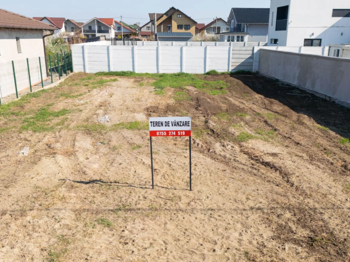 Teren intravilan 367 mp – Vladimirescu, Tineretului - COMISION 0 - Vă propunem spre vânzare un teren situat în Vladimirescu, în cartierul Tineretului, o zonă liniștită și în plină dezvoltare.

📐 Suprafață teren: 367 mp
📏 Front stradal: 15 ml
🏗️ POT: 40%
🏠 Regim de înălțime: P + 1E
🛣️ Acces: drum asfaltat
🔒 Împrejmuire: gard finalizat pe 3 laturi
⚡ Utilități: toate utilitățile disponibile la parcelă

Terenul este ideal pentru construcția unei locuințe personale, oferind un echilibru perfect între confort, accesibilitate și intimitate.

📞 Pentru mai multe detalii, sunați la: 0755 274 519 - Daniel Hord – Consultant imobiliar.

Nu dispui de toată suma? Te ajutăm noi gratuit! Îți obținem oferte de la 16 bănci.
Ai o proprietate de vânzare în Arad și vrei să știi cât valorează cu adevărat?
Sună-mă pentru o evaluare gratuită, fără obligații.

Birou: ACASĂ | Agenție imobiliară Arad
Bulevardul Decebal 2, Arad 310133
