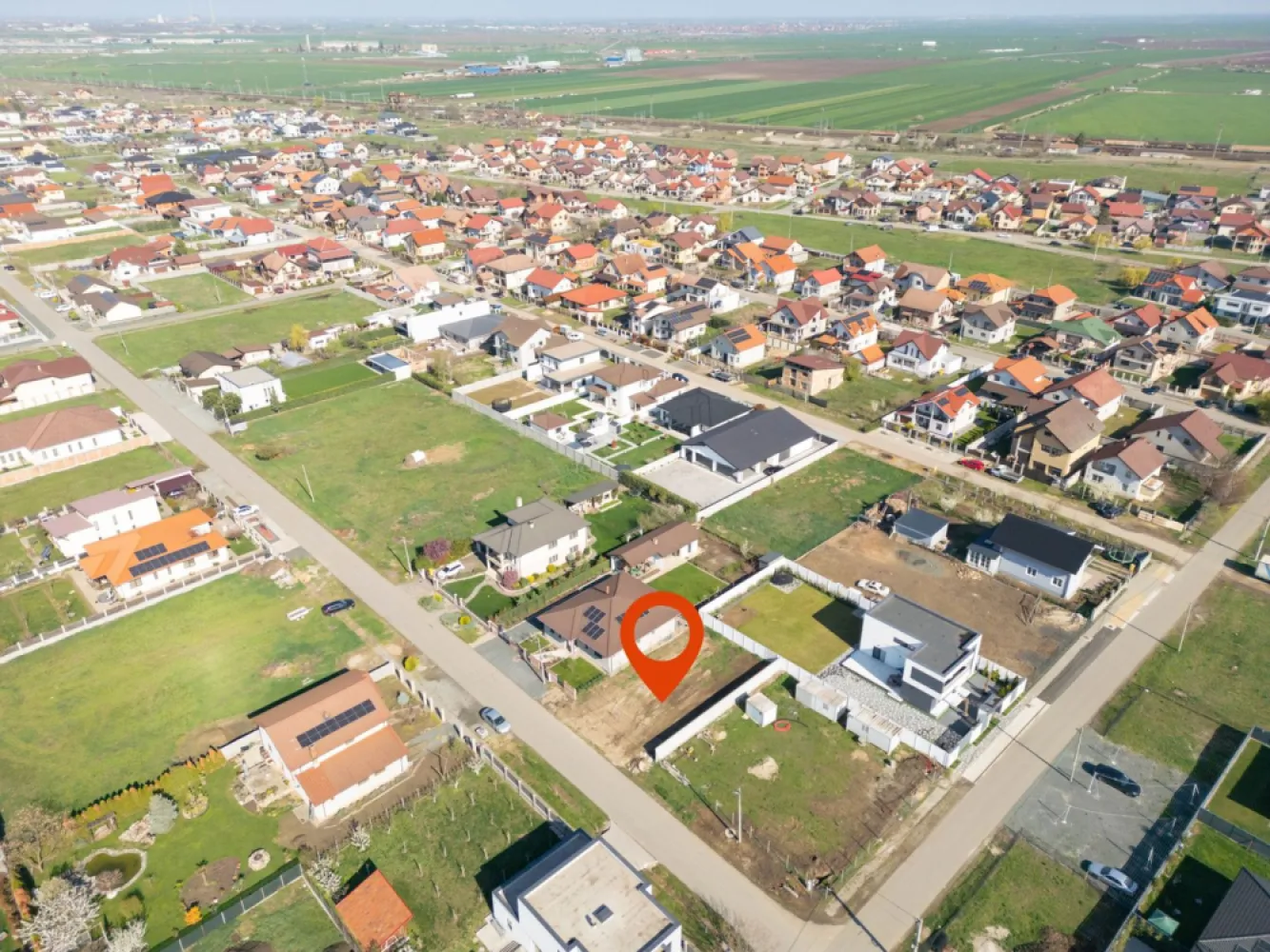 Teren intravilan 367 mp – Vladimirescu, Tineretului - COMISION 0 - Vă propunem spre vânzare un teren situat în Vladimirescu, în cartierul Tineretului, o zonă liniștită și în plină dezvoltare.

📐 Suprafață teren: 367 mp
📏 Front stradal: 15 ml
🏗️ POT: 40%
🏠 Regim de înălțime: P + 1E
🛣️ Acces: drum asfaltat
🔒 Împrejmuire: gard finalizat pe 3 laturi
⚡ Utilități: toate utilitățile disponibile la parcelă

Terenul este ideal pentru construcția unei locuințe personale, oferind un echilibru perfect între confort, accesibilitate și intimitate.

📞 Pentru mai multe detalii, sunați la: 0755 274 519 - Daniel Hord – Consultant imobiliar.

Nu dispui de toată suma? Te ajutăm noi gratuit! Îți obținem oferte de la 16 bănci.
Ai o proprietate de vânzare în Arad și vrei să știi cât valorează cu adevărat?
Sună-mă pentru o evaluare gratuită, fără obligații.

Birou: ACASĂ | Agenție imobiliară Arad
Bulevardul Decebal 2, Arad 310133