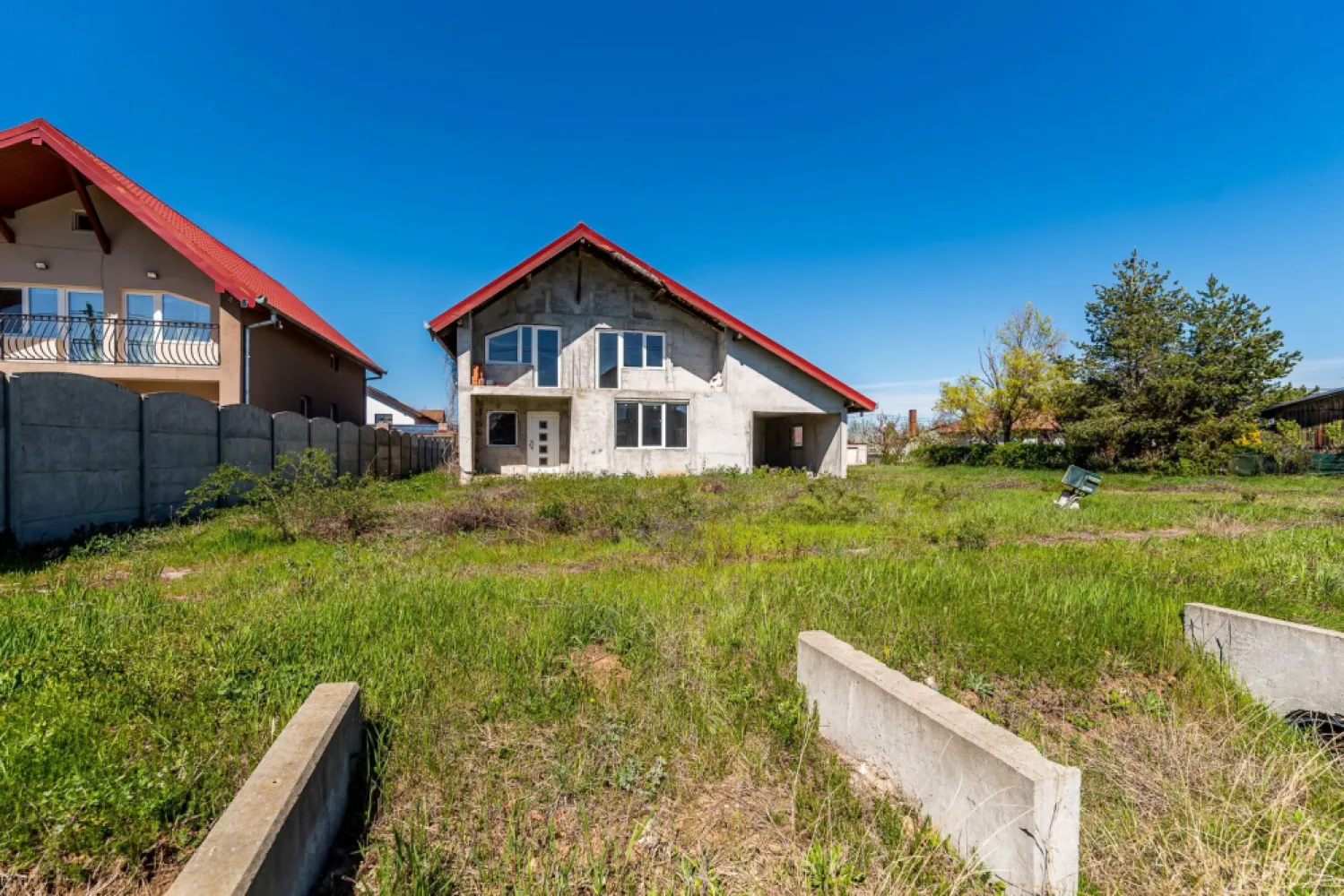 🏡 Casă P+1 la gri | 239 mp construiți | Călugareni -14 km de Arad - Oportunitate ideală pentru o familie care își dorește spațiu, liniște și aer curat, la doar 14 km de Arad.

📍 Locație: Călugăreni nr. 211, comuna Felnac
🏠 Regim înălțime: P+1E
📐 Suprafață construită: 239 mp
📏 Amprentă la sol: 143 mp
🌳 Suprafață teren: 605 mp
🚗 Garaj + curte generoasă

Compartimentare:
Parter: hol, living spațios, bucătărie cu terasă, cameră tehnică, baie ,garaj
Etaj: hol 3 dormitoare, dressing, 2 băi, 2 balcoane

Detalii:
✔ construcție din BCA
✔ acoperiș cu țiglă
✔ geamuri termopan
✔ instalații electrice realizate parțial
✔ instalații sanitare realizate parțial
✔ stadiu la gri – ideal pentru personalizare

Casă spațioasă, cu compartimentare practică și teren generos, perfectă pentru locuire permanentă într-o zonă liniștită, cu acces rapid către oraș.

📞 Pentru informații și vizionări:
Mihai Bica – Consultant imobiliar ACASA Arad
📱 0742543526