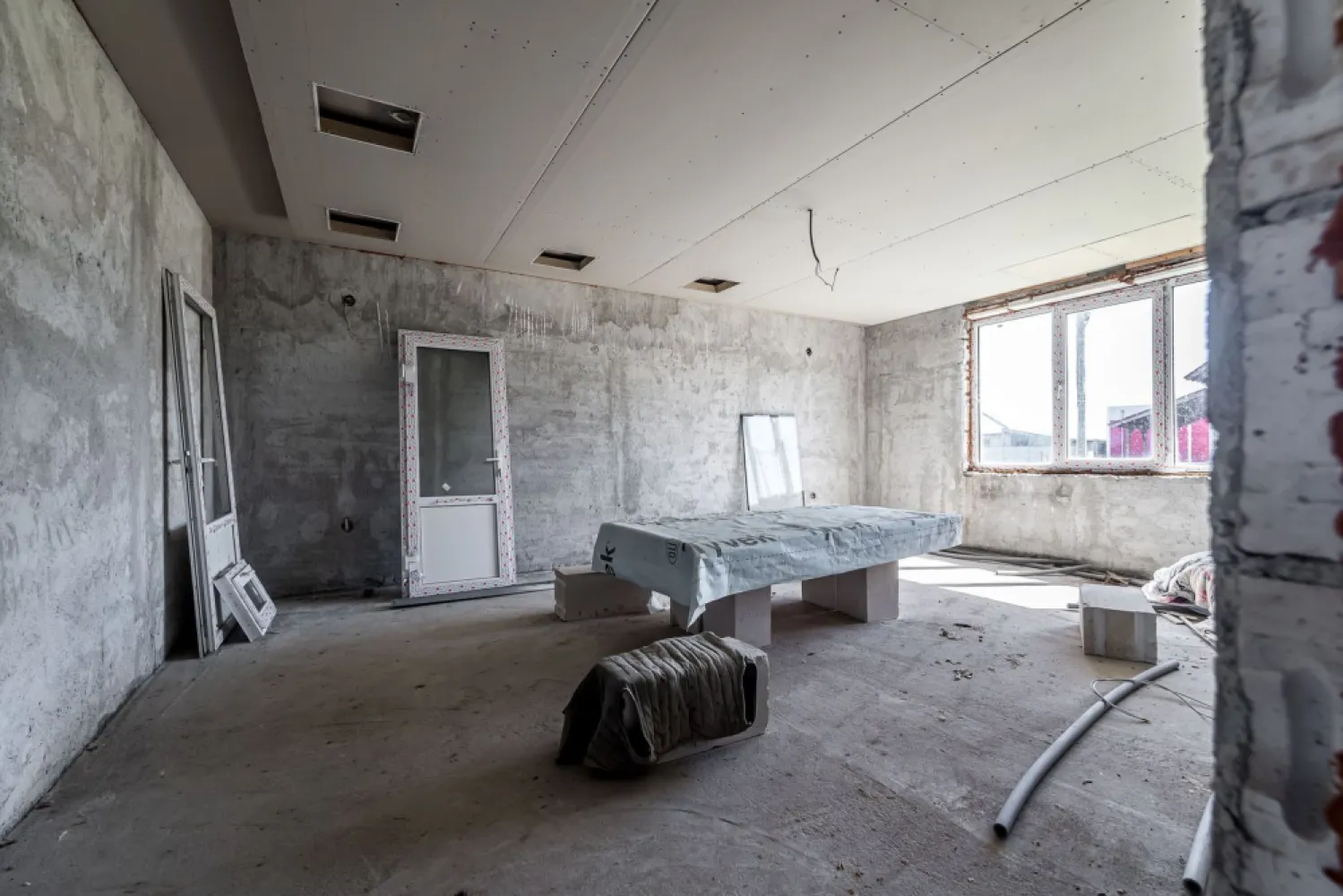 🏡 Casă P+1 la gri | 239 mp construiți | Călugareni -14 km de Arad - Oportunitate ideală pentru o familie care își dorește spațiu, liniște și aer curat, la doar 14 km de Arad.

📍 Locație: Călugăreni nr. 211, comuna Felnac
🏠 Regim înălțime: P+1E
📐 Suprafață construită: 239 mp
📏 Amprentă la sol: 143 mp
🌳 Suprafață teren: 605 mp
🚗 Garaj + curte generoasă

Compartimentare:
Parter: hol, living spațios, bucătărie cu terasă, cameră tehnică, baie ,garaj
Etaj: hol 3 dormitoare, dressing, 2 băi, 2 balcoane

Detalii:
✔ construcție din BCA
✔ acoperiș cu țiglă
✔ geamuri termopan
✔ instalații electrice realizate parțial
✔ instalații sanitare realizate parțial
✔ stadiu la gri – ideal pentru personalizare

Casă spațioasă, cu compartimentare practică și teren generos, perfectă pentru locuire permanentă într-o zonă liniștită, cu acces rapid către oraș.

📞 Pentru informații și vizionări:
Mihai Bica – Consultant imobiliar ACASA Arad
📱 0742543526