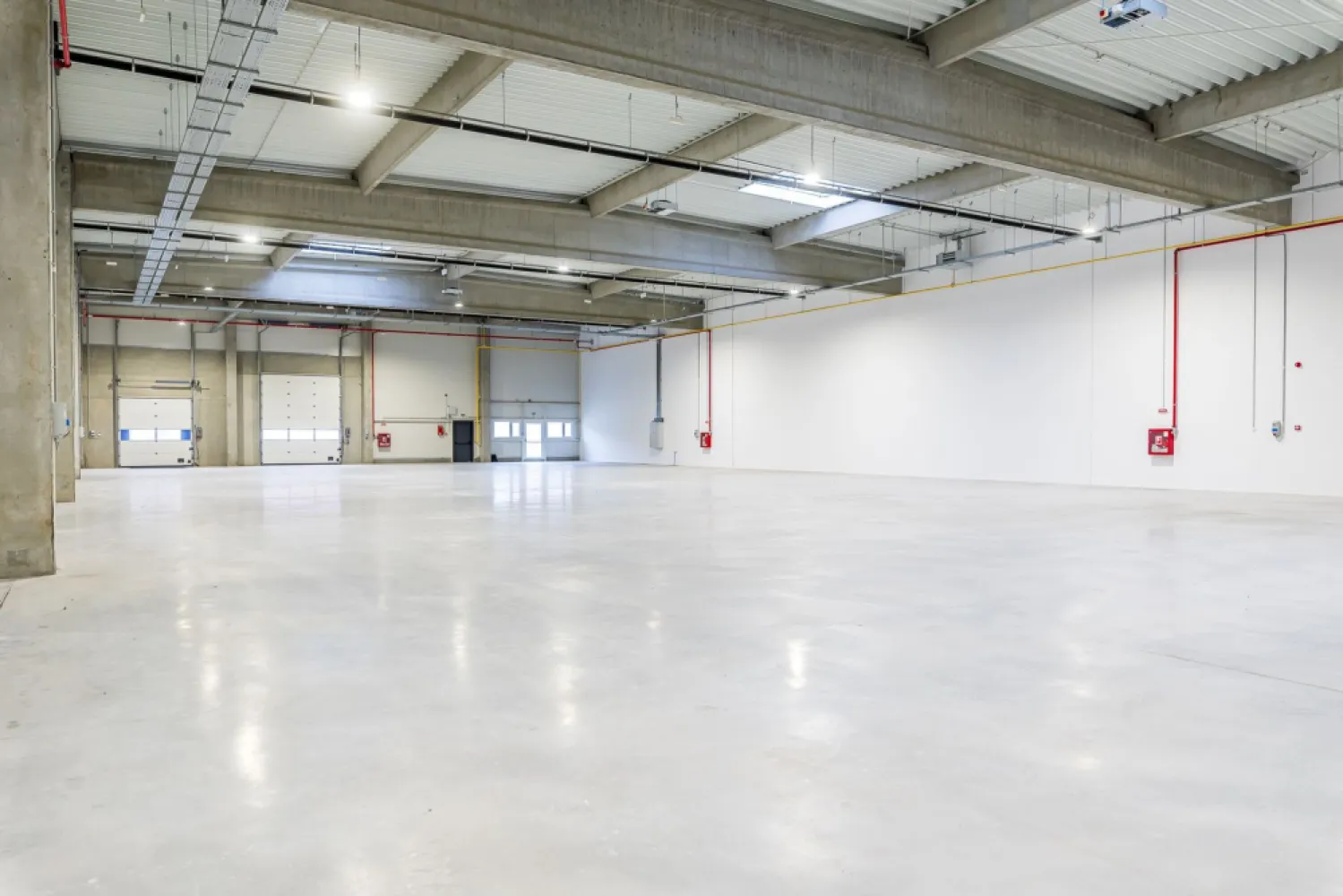 4646 mp - Hala industriala de inchiriat in Parc Industrial Arad - Hala industriala de închiriat in Parc Industrial Arad

4646 m² - Suprafață totală: 
4436 m² - Depozit: 
210 m² - Birouri
Înălțime liberă: 6 m
Locuri de parcare: 1 loc gratuit / 500 m² închiriați

Structură și Finisaje
Structură: Beton & metal
Pereți exteriori: Panouri sandwich de 100 mm; panouri prefabricate din beton (zona andocare)
Acoperiș: Oțel cu vată bazaltică, garanție 15 ani, trape de desfumare conform normelor
Pardoseală depozit: Beton armat lustruit, încărcare utilă 4 t/m², toleranță 3 mm/2 m

Acces și Facilități
Rampe & Acces: 4 rampe drive-in + 4 rampe de andocare TIR
Sistem de stingere a incendiilor: Hidranți exteriori, sprinklere la cerere, alarmă incendiu cu centrală de control
Instalații electrice: ~60 kW/modul (total 240 kW), iluminat LED 200 Lux la 1 m
Încălzire hală: Aeroterme pe gaz, min. 5 °C la -20 °C exterior

Spații Birouri (210 m²)
Compartimentare: Gips-carton, uși MDF
Tavan: 2,7 m înălțime, plafon acustic
Pardoseală: Șapă beton + PVC/parchet/ceramică
Iluminat: LED 500 Lux în zona de lucru
Încălzire/Răcire: Sistem multi-split, radiatoare electrice, min. 20 °C la -20 °C exterior

Chirie:
3,9 EUR/mp/lună (depozit)
8,5 EUR/mp/lună (birouri)
Service Charge: 0,80 EUR/mp/lună
Include securitate 24/7, mentenanță, deszăpezire, iluminat exterior, taxă de proprietate
Indexare: Anual, conform HICP
Prețurile nu includ TVA

Avantaje
Localizare excelentă în Parcul Industrial Arad
Module flexibile (~1000 m²) sau suprafață totală (4646 m²)
Facilități premium (drive-in, rampe TIR, sprinklere opțional)
Confort & eficiență (birouri moderne, încălzire și răcire optimă)

Date contact: 
0721356746 Florin Moș