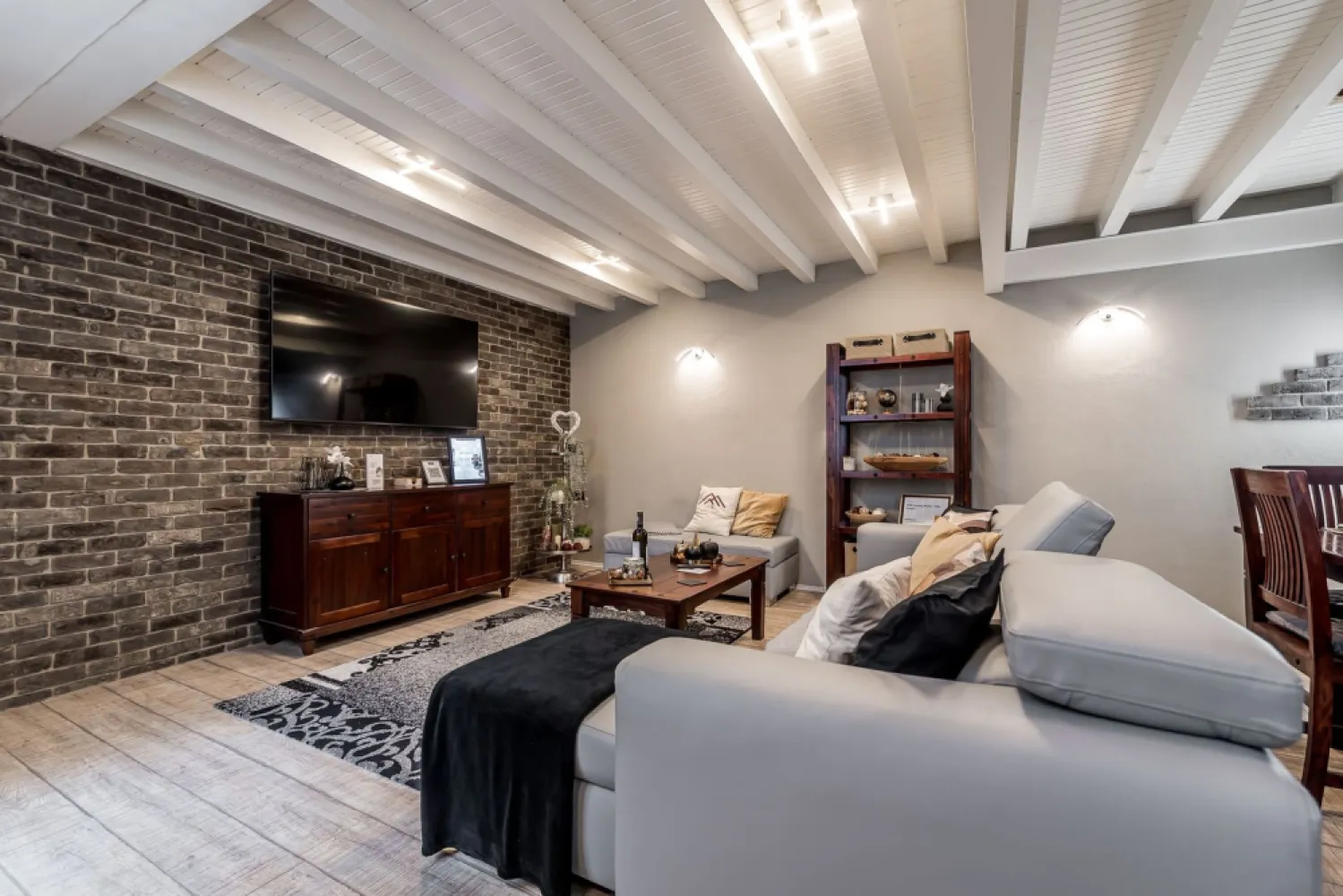 Apartament ultracentral | parter | mobilat și utilat - Rar pe piață: design modern, spații optimizate, gata de mutare. 

Situat ultracentral, pe strada Vasile Alecsandri, la parter, loftul are 90 mp (conform CF) și impresionează prin designul modern pe două niveluri, spațiile optimizate și atmosfera primitoare — exact genul de “acasă” care se simte diferit din prima.
🛋️ Se vinde complet mobilat și utilat, gata de mutare imediată — fără investiții suplimentare.
💡 Ideal pentru: locuire, pentru cine vrea un stil de viață modern, în inima orașului sau investiție, pentru închiriere pe termen lung sau regim hotelier (în funcție de strategie)

Un spațiu aparte, pentru cei care caută design, funcționalitate și liniște, chiar în centru.
💶 Preț: 150.000 €
✅ Comision 0% | ✅ Vizionare gratuită
📞 Pentru detalii sau programarea unei vizionări: Mihai Molnar – 0761 899 230 (telefon / WhatsApp)

💳 Dacă ai nevoie de finanțare, îți pot obține gratuit oferte de la 16 bănci.
🏡 Ai o proprietate de vânzare în Arad? Îți ofer o evaluare gratuită, fără obligații.