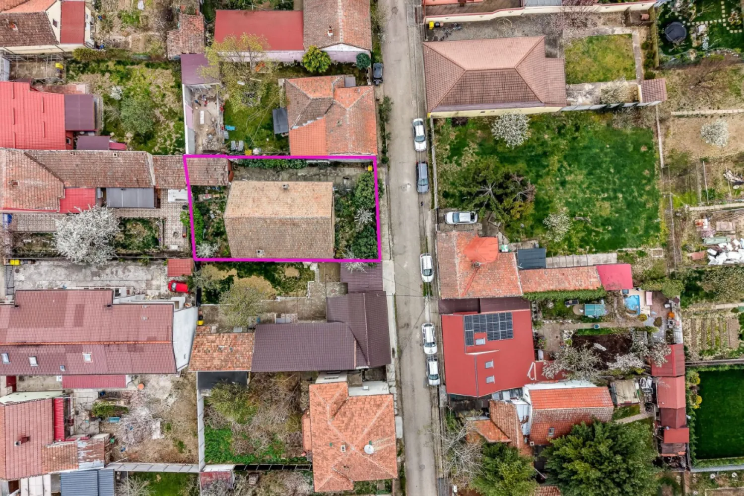 Casă construită în anul 2000, cu 5 camere Aradul Nou, Zona Tabacovici. - Casă pentru familie, pe una dintre cele mai apreciate zone din Arad

Dacă sunteți în căutarea unei case într-o zonă unde copiii pot merge ușor la școală, unde aveți acces rapid la centrul orașului și unde vă puteți bucura de plimbări pe Malul Mureșului, această proprietate merită atenția dumneavoastră.

Situată într-o zonă foarte căutată a Aradului, aproape de Liceul German, de zona verde a orașului și de multiple spații de agrement, casa beneficiază de un avantaj rar întâlnit: strada este înfundată, cu trafic redus, iar la capătul acesteia se află Malul Mureșului. Vecinătatea este formată din case și vile de calitate, într-o zonă care și-a păstrat valoarea de-a lungul timpului.

Construită în anul 2000, proprietatea oferă o compartimentare practică și flexibilă, potrivită atât pentru o familie cu copii, cât și pentru situația în care unul dintre părinți sau bunici locuiește împreună cu familia.

Un mare avantaj este existența a două căi de acces:

accesul principal prin partea frontală a casei, aceasta fiind retrasă de la stradă;
acces separat din lateral către mansardă, oferind independență și multiple posibilități de utilizare.

Parter:

living generos de 24 mp;
bucătărie cu loc de luat masa;
cămară;
dormitor;
baie spațioasă cu geam;
terasă.

Dormitorul de la parter reprezintă un avantaj important pentru familiile care locuiesc împreună cu părinții sau pentru cei care își doresc confort fără utilizarea zilnică a scărilor.

Mansardă:

3 camere spațioase (sau 2 dormitoare și dressing generos);
baie;
balcon/terasă.

Spațiile de la mansardă permit reorganizări și adaptări în funcție de nevoile viitorilor proprietari.

Terenul de 360 mp este suficient de generos pentru a oferi:

acces auto în curte;
garaj;
grădină decorativă în fața casei;
spațiu pentru o mică grădină în partea din spate.

Casa necesită modernizare, însă structura, compartimentarea și locația oferă o bază excelentă pentru a crea o locuință adaptată standardelor actuale.

Comision 0 pentru cumpărător.

Pentru informații suplimentare și programarea unei vizionări:

Andrei Caracioni
Consultant Imobiliar Acasă Arad telefon: 0757 662 907

Cod proprietate: CP2988971