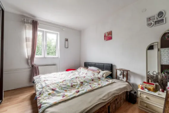 Casă construită în anul 2000, cu 5 camere Aradul Nou, Zona Tabacovici.