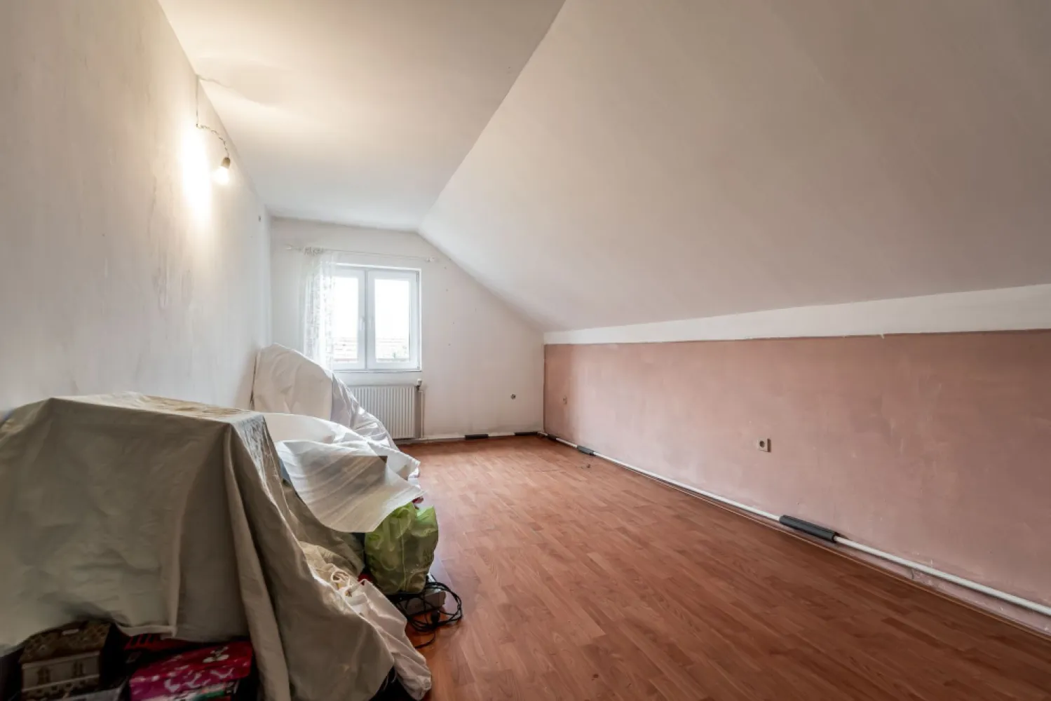 Casă construită în anul 2000, cu 5 camere Aradul Nou, Zona Tabacovici.