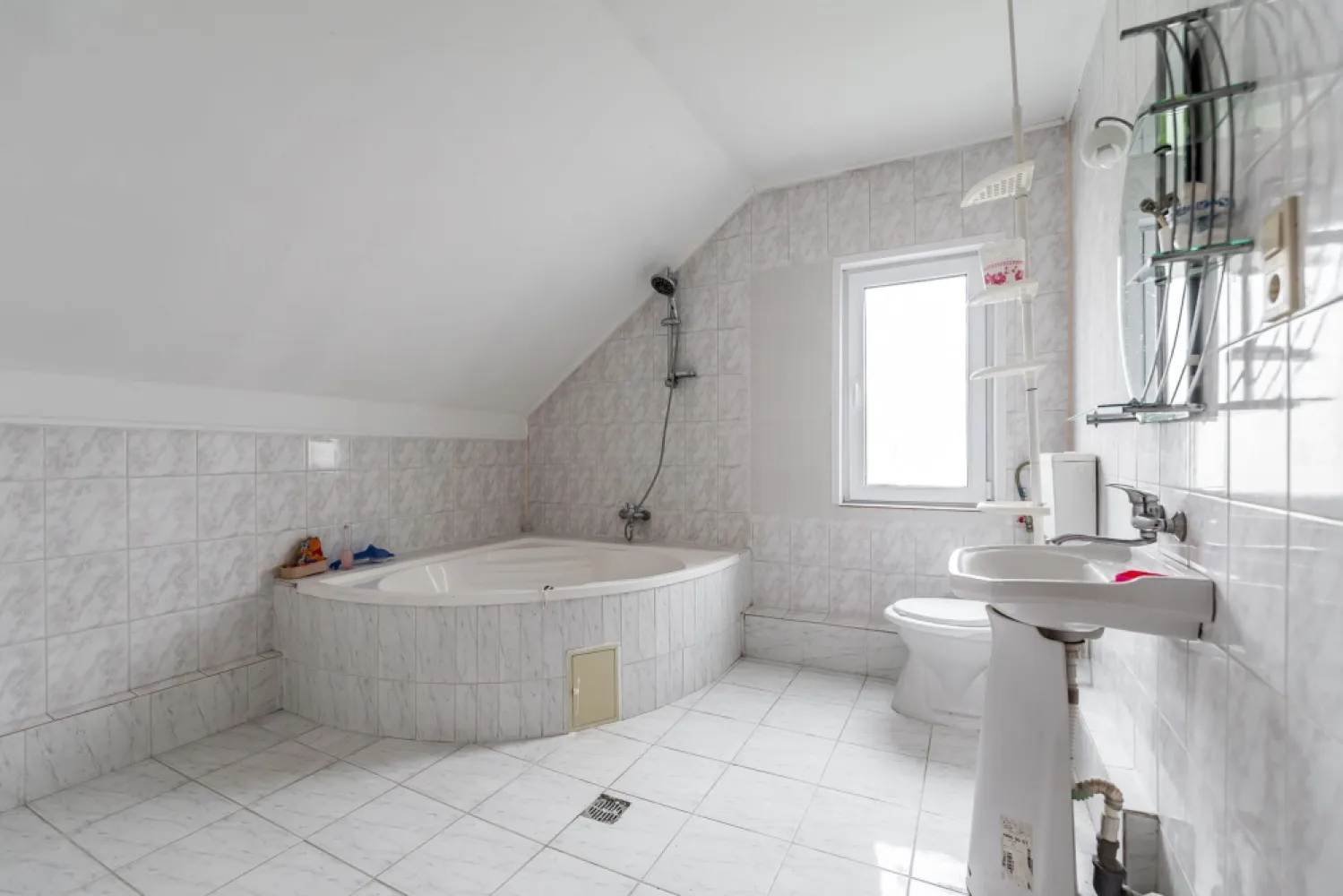 Casă construită în anul 2000, cu 5 camere Aradul Nou, Zona Tabacovici.