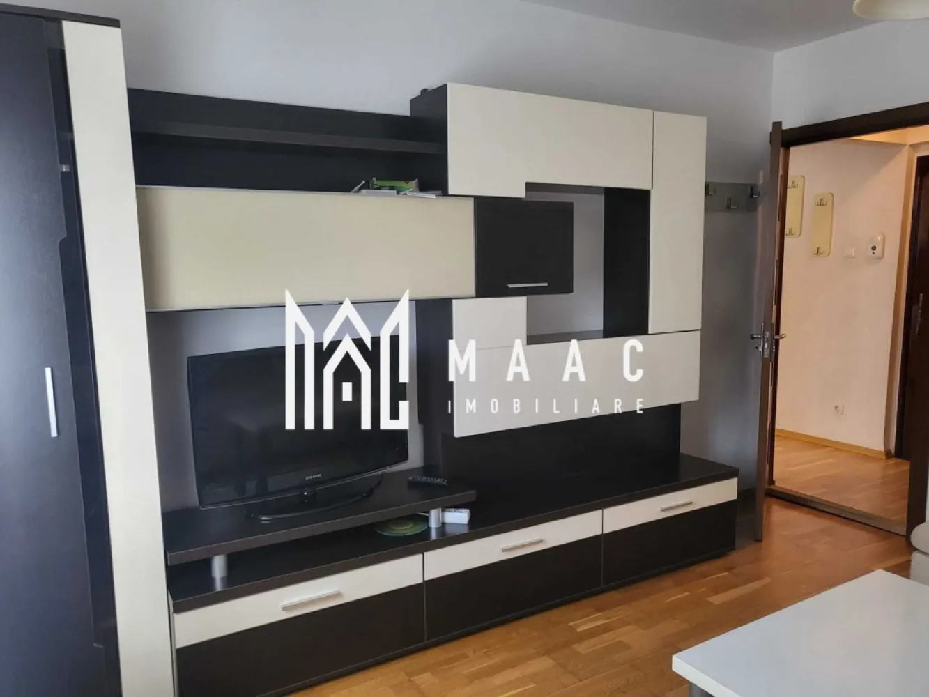 Apartament 1 cameră | 32 MPU | Balcon | Ștrand - MAAC Imobiliare vă propune spre închiriere un apartament cu 1 cameră în zona Ștrand. Imobilul dispune de compartimentare decomandată și este compus din hol de acces, bucatrie închisă cu ieșire pe balcon, cameră și baie. Localizarea oferă acces rapid către mai multe stații pentru transportul în comun si în Parcul Sub Arini. Se percepe avans și garanția în cuantumul unei chirii lunare. Nu se acceptă animale de companie. Pentru mai multe detalii, menționați telefonic că ați văzut anunțul cu ID: CP2902985. }}