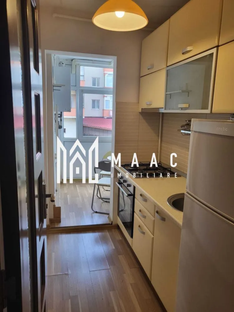 Apartament 1 cameră | 32 MPU | Balcon | Ștrand - MAAC Imobiliare vă propune spre închiriere un apartament cu 1 cameră în zona Ștrand. Imobilul dispune de compartimentare decomandată și este compus din hol de acces, bucatrie închisă cu ieșire pe balcon, cameră și baie. Localizarea oferă acces rapid către mai multe stații pentru transportul în comun si în Parcul Sub Arini. Se percepe avans și garanția în cuantumul unei chirii lunare. Nu se acceptă animale de companie. Pentru mai multe detalii, menționați telefonic că ați văzut anunțul cu ID: CP2902985. }}