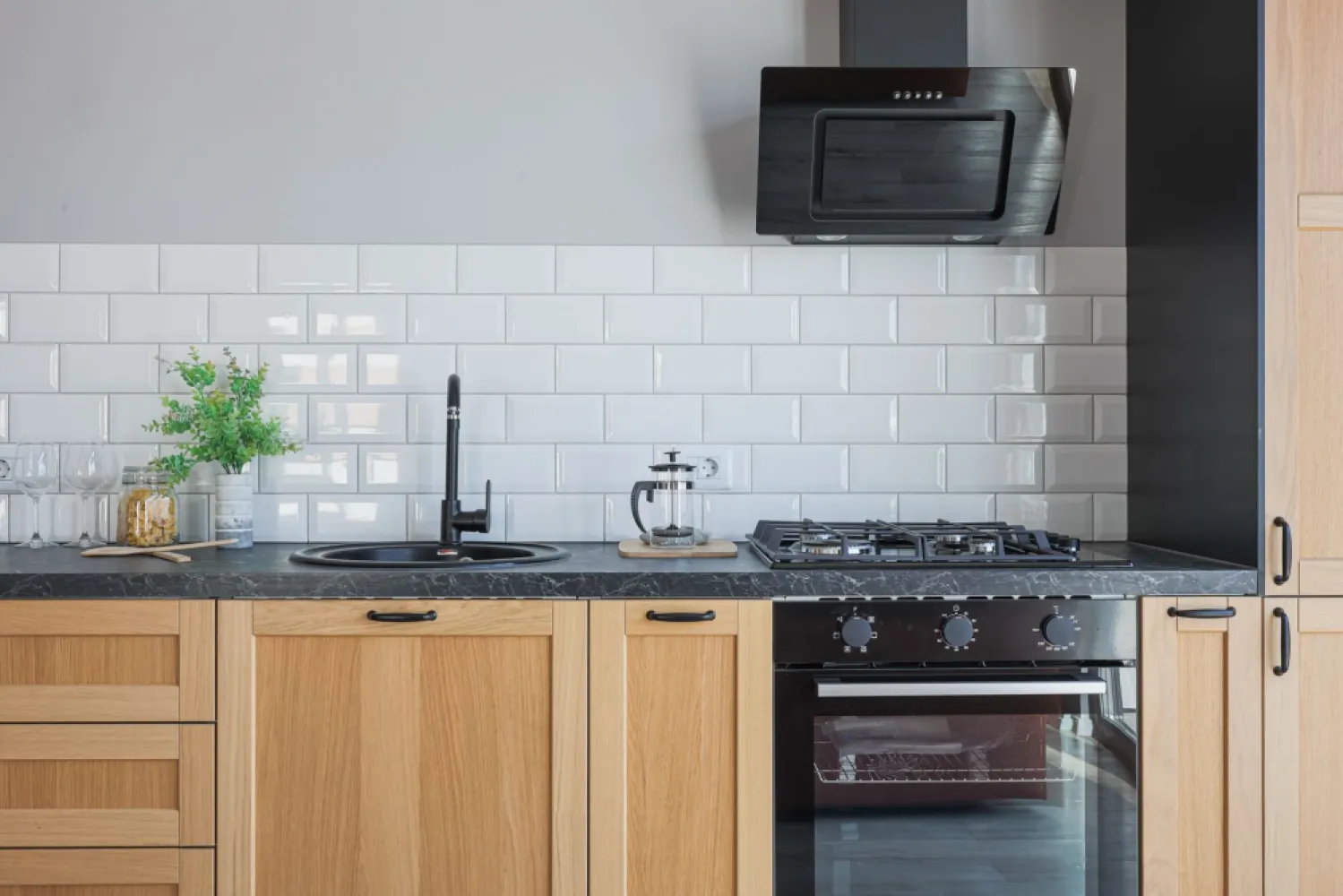 Unic pe piata Apartament ARED cu 3 camere si 2 bai la cheie Comision 0 - Comision 0
Vă propun spre vânzare singurul apartament cu 3 camere și 2 băi, complet finisat la cheie și disponibil cu predare imediată în cadrul complexului rezidențial ARED – o oportunitate rară pentru cei care își doresc o locuință modernă, fără timp de așteptare.

Situat la etajul 5, apartamentul a fost predat catre proprietar anul trecut si oferă 63 mp utili, fiind compartimentat eficient pentru confortul unei familii sau pentru o investiție sigură.

Compartimentare
Living spațios cu bucătărie open-space
2 dormitoare
2 băi
Balcon de 6 mp cu vedere panoramică superbă

Avantaje
Predare imediată
Complet finisat, mobilat și utilat – la cheie
Loc de parcare privat inclus
Spații luminoase și compartimentare modernă

Apartamentul este ideal pentru cei care își doresc confort, poziționare într-un complex modern și posibilitatea de a se muta imediat, fără alte investiții sau lucrări suplimentare.

📞 Pentru detalii și programarea unei vizionări:
Blaga Flavius – 0754467525 Consultant imobiliar acreditat APAIR (Asociația Profesională a Agenților Imobiliari din România)

Nu dispui de toată suma? Te ajutăm noi gratuit! Îți obținem oferte de la 16 bănci.
Ai o proprietate de vânzare în Arad și vrei să știi cât valorează cu adevărat?

Birou: ACASĂ | Agenție imobiliară Arad
Adresă: Bulevardul Decebal 2, Arad 310133
