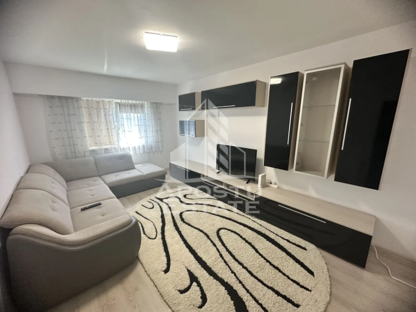 Apartament cu 3 camere, Renovat, zona Soarelui, Centrala proprie - Agentia imobiliara APOSTU ESTATE va propune spre inchiriere un apartament cu 3 camere, situat in Timisoara, in zona Soareluii o zona linistita si bine pozitionata, potrivit pentru cupluri,familii, sau studenti care isi doresc o locuinta unde sa se simta confortabil si cu acces facil catre scoli, statii de autobuz, supermarketuri , magazine de zona, parcuri.

Suprafata utila: 66 mpu
Compartimentare eficienta:
-Bucatarie inchisa, mobilata si utilata.
-Living room luminos cu canapea extensibila si TV.
-Camera secundara cu dressing.
-Dormitor matrimonial.
-Baie cu cada.

Confort si facilitati:
-Incalzirea apartamentului: Calorifere, Centrala proprie.
-Apartamentul este complet mobilat si utilat.
- Nu se accepta animale de companie de catre proprietar.
-Apartamentul a fost renovat recent.

Localizare:
-Timis, Timisoara, zona Soarelui acces facil : Parcul Padurice, Scoala Gimnaziala nr. 30,. Profi, Hotel Lido.

Ideal pentru:
-Cupluri.
-Persoane singure.
-Familii.

Disponibilitate: imediata
Pret chirie lunara: 400 euro.
Programeaza o vizionare pentru a-ti putea imagina viitorul aici!
ID intern: CP3180181