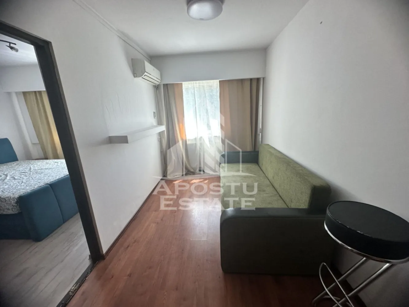 Apartament cu 3 camere, Renovat, zona Soarelui, Centrala proprie - Agentia imobiliara APOSTU ESTATE va propune spre inchiriere un apartament cu 3 camere, situat in Timisoara, in zona Soareluii o zona linistita si bine pozitionata, potrivit pentru cupluri,familii, sau studenti care isi doresc o locuinta unde sa se simta confortabil si cu acces facil catre scoli, statii de autobuz, supermarketuri , magazine de zona, parcuri.

Suprafata utila: 66 mpu
Compartimentare eficienta:
-Bucatarie inchisa, mobilata si utilata.
-Living room luminos cu canapea extensibila si TV.
-Camera secundara cu dressing.
-Dormitor matrimonial.
-Baie cu cada.

Confort si facilitati:
-Incalzirea apartamentului: Calorifere, Centrala proprie.
-Apartamentul este complet mobilat si utilat.
- Nu se accepta animale de companie de catre proprietar.
-Apartamentul a fost renovat recent.

Localizare:
-Timis, Timisoara, zona Soarelui acces facil : Parcul Padurice, Scoala Gimnaziala nr. 30,. Profi, Hotel Lido.

Ideal pentru:
-Cupluri.
-Persoane singure.
-Familii.

Disponibilitate: imediata
Pret chirie lunara: 400 euro.
Programeaza o vizionare pentru a-ti putea imagina viitorul aici!
ID intern: CP3180181