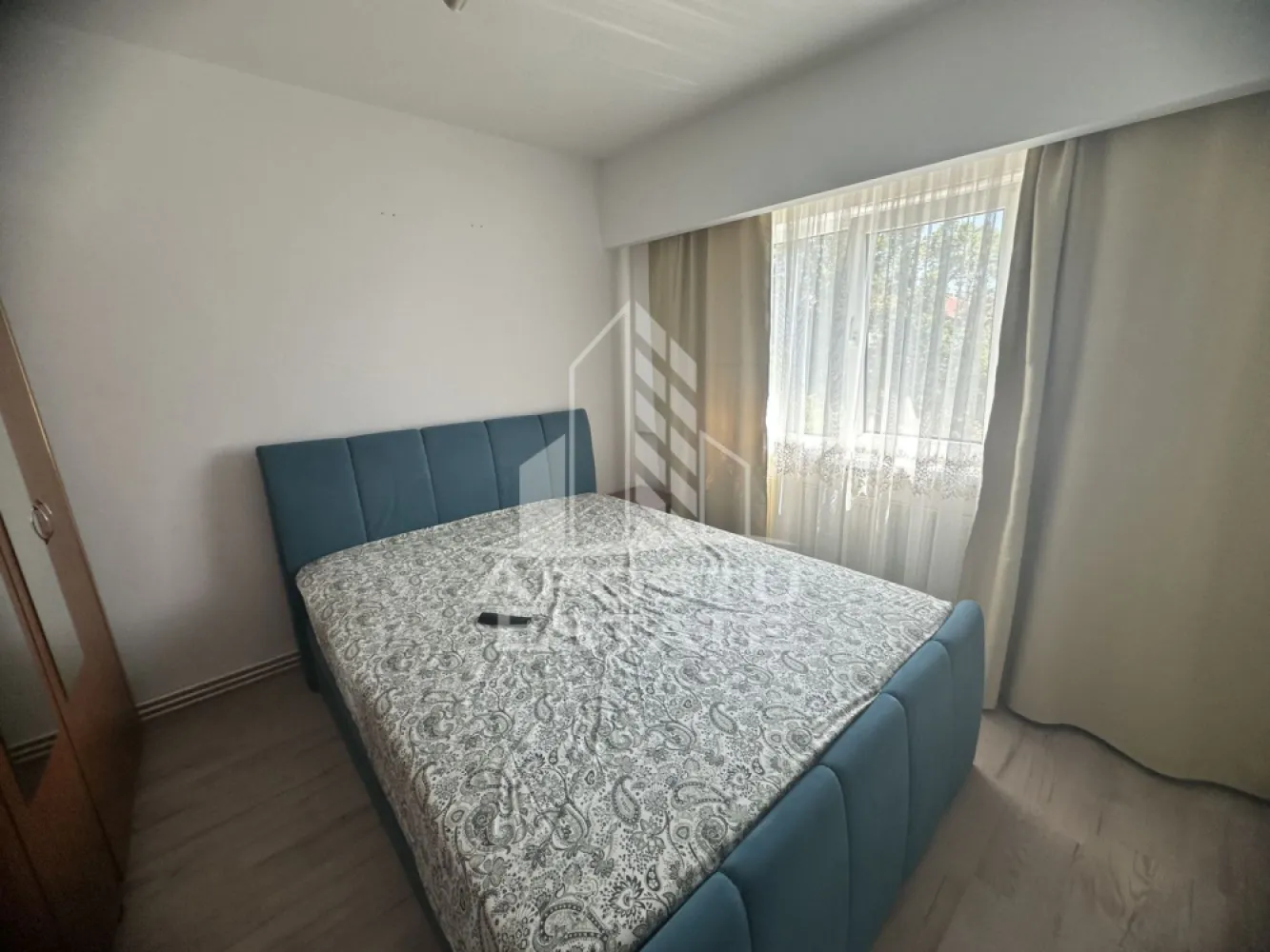 Apartament cu 3 camere, Renovat, zona Soarelui, Centrala proprie - Agentia imobiliara APOSTU ESTATE va propune spre inchiriere un apartament cu 3 camere, situat in Timisoara, in zona Soareluii o zona linistita si bine pozitionata, potrivit pentru cupluri,familii, sau studenti care isi doresc o locuinta unde sa se simta confortabil si cu acces facil catre scoli, statii de autobuz, supermarketuri , magazine de zona, parcuri.

Suprafata utila: 66 mpu
Compartimentare eficienta:
-Bucatarie inchisa, mobilata si utilata.
-Living room luminos cu canapea extensibila si TV.
-Camera secundara cu dressing.
-Dormitor matrimonial.
-Baie cu cada.

Confort si facilitati:
-Incalzirea apartamentului: Calorifere, Centrala proprie.
-Apartamentul este complet mobilat si utilat.
- Nu se accepta animale de companie de catre proprietar.
-Apartamentul a fost renovat recent.

Localizare:
-Timis, Timisoara, zona Soarelui acces facil : Parcul Padurice, Scoala Gimnaziala nr. 30,. Profi, Hotel Lido.

Ideal pentru:
-Cupluri.
-Persoane singure.
-Familii.

Disponibilitate: imediata
Pret chirie lunara: 400 euro.
Programeaza o vizionare pentru a-ti putea imagina viitorul aici!
ID intern: CP3180181