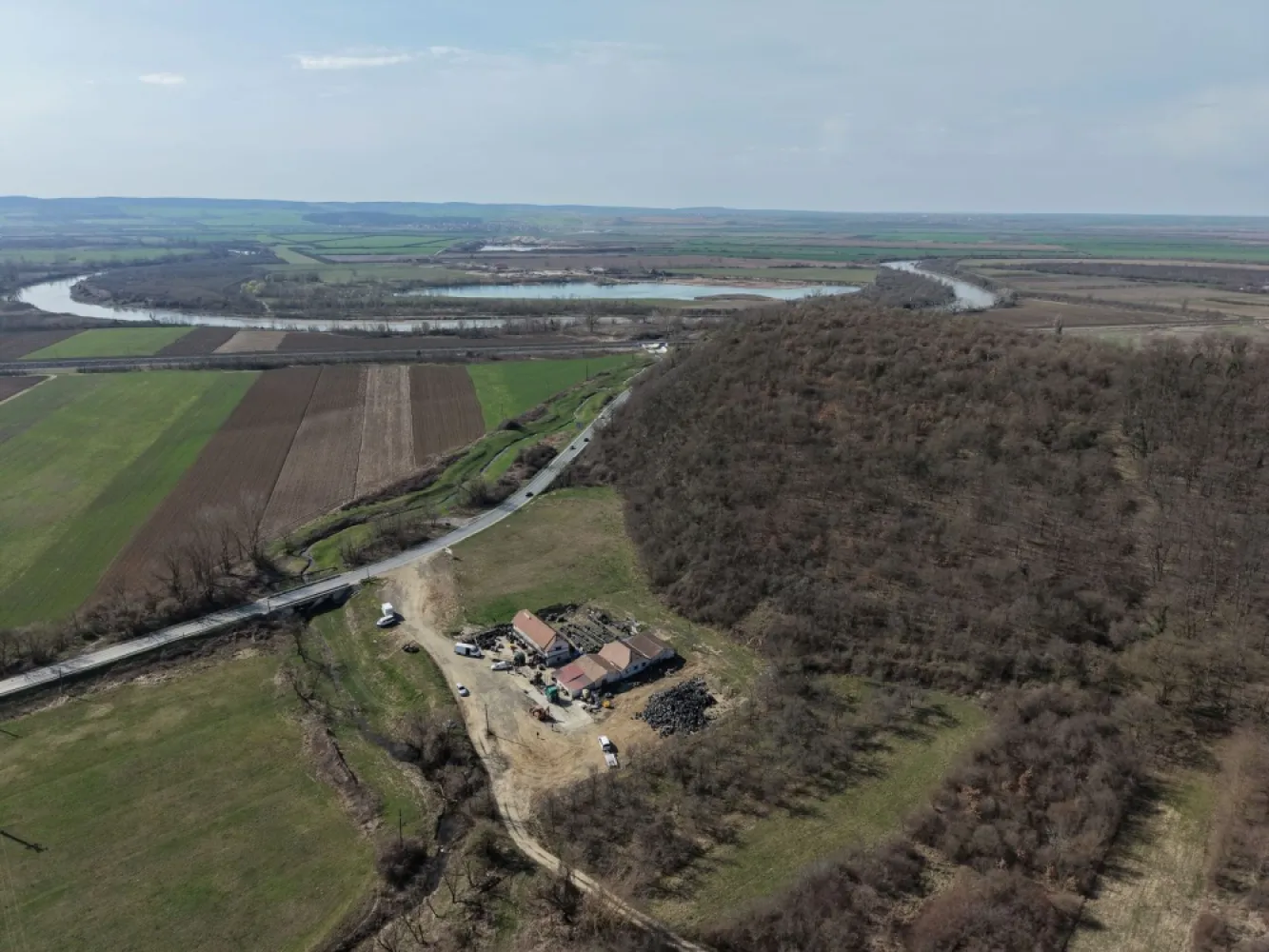 1,2 ha teren comercial/industrial cu hale in Baratca Paulis Arad - Îți prezentăm o oportunitate excelentă pentru dezvoltarea unei afaceri!
Comision 0% la cumpărător.
Atenție, prețul este fără TVA.
📍 Detalii Proprietate:

Suprafață Teren: 12732 mp intravilan
Clădiri: 450 mp
Locație: Paulis, cu acces direct din DN7, la intersecția cu Valea Cladovei.
Această proprietate oferă un potențial imens pentru diverse tipuri de afaceri, datorită amplasării strategice și a dimensiunii generoase.

💼 Utilizări Posibile:

Spații comerciale
Centre logistice
Proiecte industriale
Nu rata ocazia de a investi într-o zonă cu un potențial de dezvoltare ridicat! Contactează-ne pentru mai multe informații și pentru a programa o vizionare la 0724 694 458 Dorel Vereș consultant imobiliar,✨ Agentia Imobiliară ACASĂ - Împreună construim viitorul! ✨
Nu dispui de toată suma? Te ajutăm noi gratuit! Îți obținem oferte de la 16 bănci.

Ai o proprietate de vânzare în Arad și vrei să știi cât valorează cu adevărat?

Sună-mă pentru o evaluare gratuită, fără obligații.

Birou: ACASĂ | Agenție imobiliară Arad