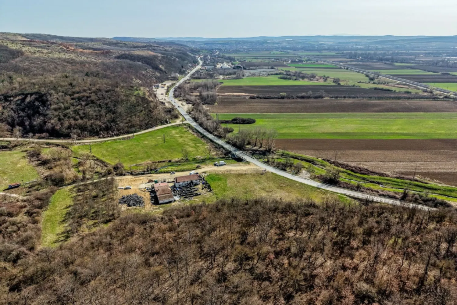 1,2 ha teren comercial/industrial cu hale in Baratca Paulis Arad - Îți prezentăm o oportunitate excelentă pentru dezvoltarea unei afaceri!
Comision 0% la cumpărător.
Atenție, prețul este fără TVA.
📍 Detalii Proprietate:

Suprafață Teren: 12732 mp intravilan
Clădiri: 450 mp
Locație: Paulis, cu acces direct din DN7, la intersecția cu Valea Cladovei.
Această proprietate oferă un potențial imens pentru diverse tipuri de afaceri, datorită amplasării strategice și a dimensiunii generoase.

💼 Utilizări Posibile:

Spații comerciale
Centre logistice
Proiecte industriale
Nu rata ocazia de a investi într-o zonă cu un potențial de dezvoltare ridicat! Contactează-ne pentru mai multe informații și pentru a programa o vizionare la 0724 694 458 Dorel Vereș consultant imobiliar,✨ Agentia Imobiliară ACASĂ - Împreună construim viitorul! ✨
Nu dispui de toată suma? Te ajutăm noi gratuit! Îți obținem oferte de la 16 bănci.

Ai o proprietate de vânzare în Arad și vrei să știi cât valorează cu adevărat?

Sună-mă pentru o evaluare gratuită, fără obligații.

Birou: ACASĂ | Agenție imobiliară Arad