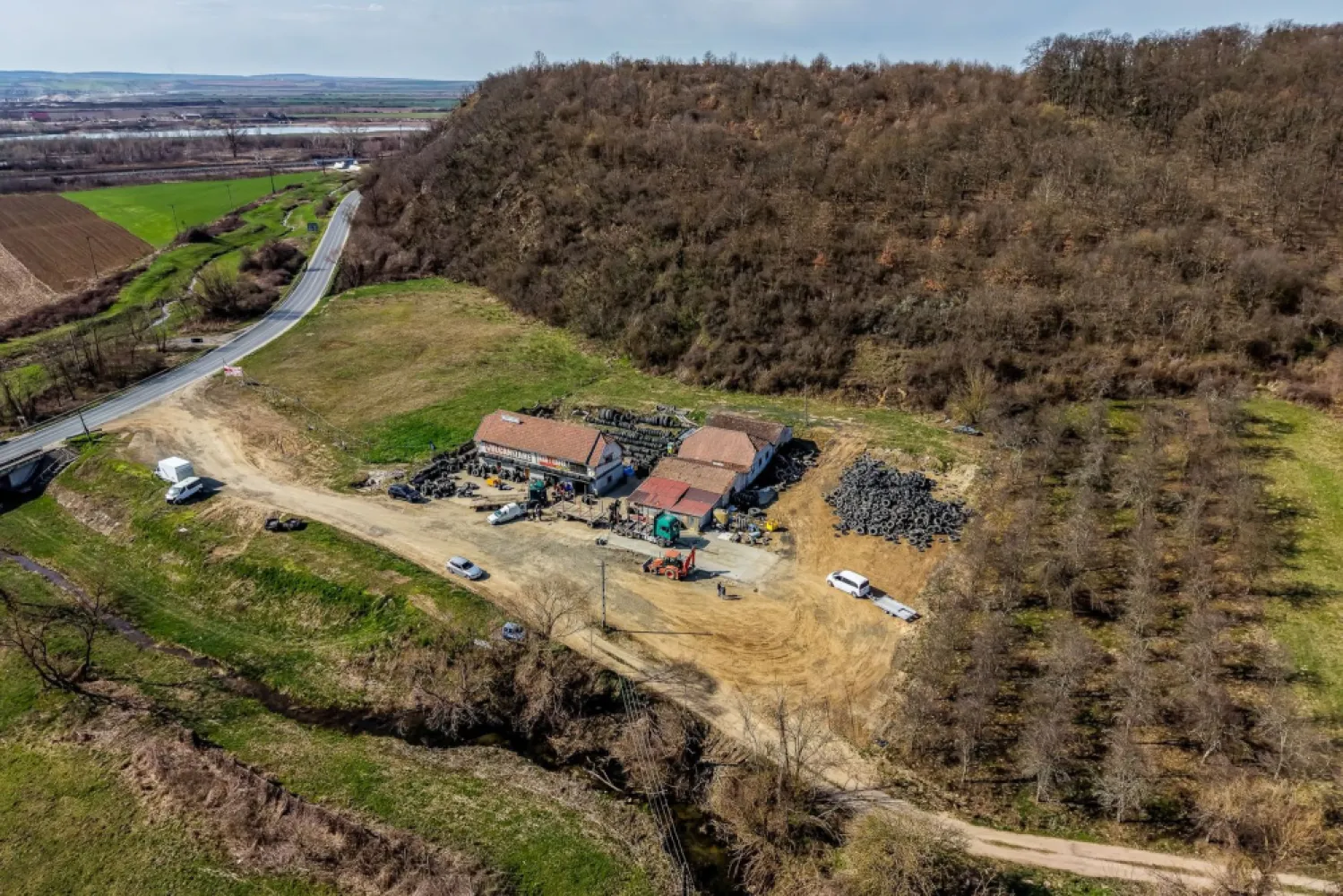 1,2 ha teren comercial/industrial cu hale in Baratca Paulis Arad - Îți prezentăm o oportunitate excelentă pentru dezvoltarea unei afaceri!
Comision 0% la cumpărător.
Atenție, prețul este fără TVA.
📍 Detalii Proprietate:

Suprafață Teren: 12732 mp intravilan
Clădiri: 450 mp
Locație: Paulis, cu acces direct din DN7, la intersecția cu Valea Cladovei.
Această proprietate oferă un potențial imens pentru diverse tipuri de afaceri, datorită amplasării strategice și a dimensiunii generoase.

💼 Utilizări Posibile:

Spații comerciale
Centre logistice
Proiecte industriale
Nu rata ocazia de a investi într-o zonă cu un potențial de dezvoltare ridicat! Contactează-ne pentru mai multe informații și pentru a programa o vizionare la 0724 694 458 Dorel Vereș consultant imobiliar,✨ Agentia Imobiliară ACASĂ - Împreună construim viitorul! ✨
Nu dispui de toată suma? Te ajutăm noi gratuit! Îți obținem oferte de la 16 bănci.

Ai o proprietate de vânzare în Arad și vrei să știi cât valorează cu adevărat?

Sună-mă pentru o evaluare gratuită, fără obligații.

Birou: ACASĂ | Agenție imobiliară Arad