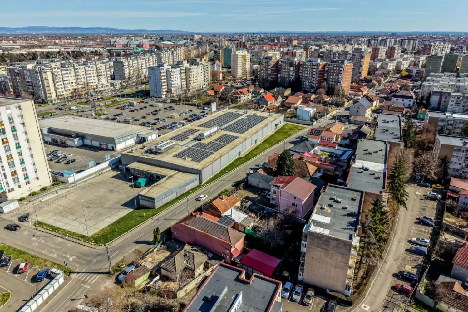 Casă spațioasă în mijlocul orasului, Str. Constantin Brâncuși - Comision 0%
Vă prezentăm o proprietate cu poziționare excelentă, situată în mijlocul orașului, pe strada Constantin Brâncuși, în spatele magazinului Kaufland, într-o zonă cu acces rapid către principalele puncte de interes. Datorită amplasării și suprafeței generoase, imobilul oferă un potențial ridicat atât pentru locuință, cât și pentru activități profesionale sau comerciale.

Casa a fost construită în anul 2001, din beton și BCA, și a beneficiat de lucrări de renovare în 2018, fiind bine întreținută și pregătită pentru diverse tipuri de utilizare.
Caracteristici proprietate
Regim de înălțime: Demisol + Parter + Etaj + Mansardă
Suprafață construită la sol: 110 mp
Teren: 415 mp
Front stradal: 15 ml
Dotări și utilități
Centrală proprie pe gaz de mare capacitate
Construcție solidă din beton și BCA

Toate utilitățile disponibile: gaz, curent, apă, canalizare

Spațiul generos și compartimentarea pe mai multe niveluri permit amenajarea proprietății în funcție de nevoi: locuință familială spațioasă, sediu de firmă, clinică, birouri, pensiune urbană sau alte activități.

📌 Notă: ultima imagine este cu titlu informativ și reprezintă o randare a potențialului de renovare a fațadei, pentru a evidenția posibilitățile de modernizare ale imobilului.

📞 Pentru detalii și programarea unei vizionări:
Blaga Flavius – 0754467525 Consultant imobiliar acreditat APAIR (Asociația Profesională a Agenților Imobiliari din România)

Nu dispui de toată suma? Te ajutăm noi gratuit! Îți obținem oferte de la 16 bănci.
Ai o proprietate de vânzare în Arad și vrei să știi cât valorează cu adevărat?

Birou: ACASĂ | Agenție imobiliară Arad
Adresă: Bulevardul Decebal 2, Arad 310133