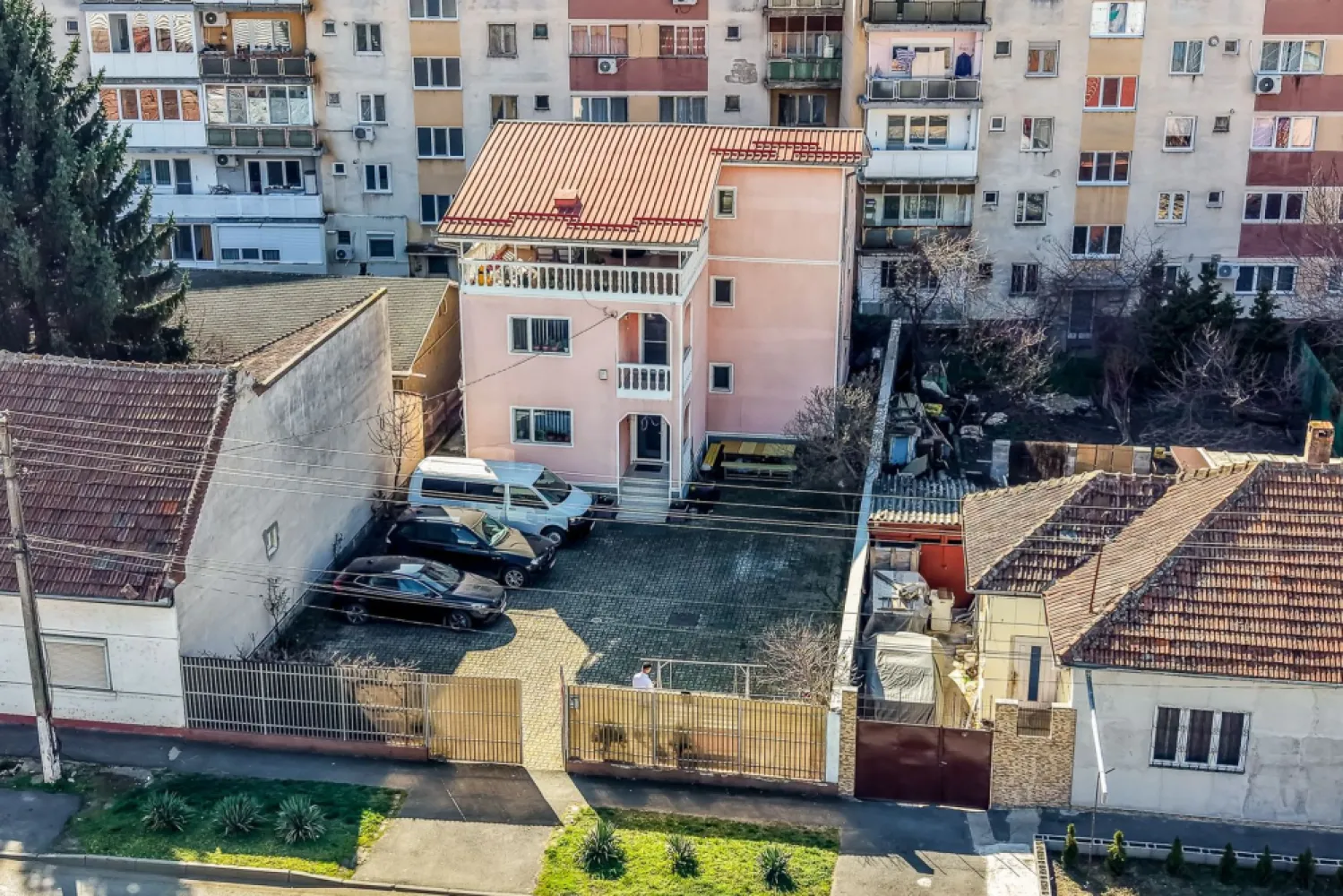 Casă spațioasă în mijlocul orasului, Str. Constantin Brâncuși - Comision 0%
Vă prezentăm o proprietate cu poziționare excelentă, situată în mijlocul orașului, pe strada Constantin Brâncuși, în spatele magazinului Kaufland, într-o zonă cu acces rapid către principalele puncte de interes. Datorită amplasării și suprafeței generoase, imobilul oferă un potențial ridicat atât pentru locuință, cât și pentru activități profesionale sau comerciale.

Casa a fost construită în anul 2001, din beton și BCA, și a beneficiat de lucrări de renovare în 2018, fiind bine întreținută și pregătită pentru diverse tipuri de utilizare.
Caracteristici proprietate
Regim de înălțime: Demisol + Parter + Etaj + Mansardă
Suprafață construită la sol: 110 mp
Teren: 415 mp
Front stradal: 15 ml
Dotări și utilități
Centrală proprie pe gaz de mare capacitate
Construcție solidă din beton și BCA

Toate utilitățile disponibile: gaz, curent, apă, canalizare

Spațiul generos și compartimentarea pe mai multe niveluri permit amenajarea proprietății în funcție de nevoi: locuință familială spațioasă, sediu de firmă, clinică, birouri, pensiune urbană sau alte activități.

📌 Notă: ultima imagine este cu titlu informativ și reprezintă o randare a potențialului de renovare a fațadei, pentru a evidenția posibilitățile de modernizare ale imobilului.

📞 Pentru detalii și programarea unei vizionări:
Blaga Flavius – 0754467525 Consultant imobiliar acreditat APAIR (Asociația Profesională a Agenților Imobiliari din România)

Nu dispui de toată suma? Te ajutăm noi gratuit! Îți obținem oferte de la 16 bănci.
Ai o proprietate de vânzare în Arad și vrei să știi cât valorează cu adevărat?

Birou: ACASĂ | Agenție imobiliară Arad
Adresă: Bulevardul Decebal 2, Arad 310133
